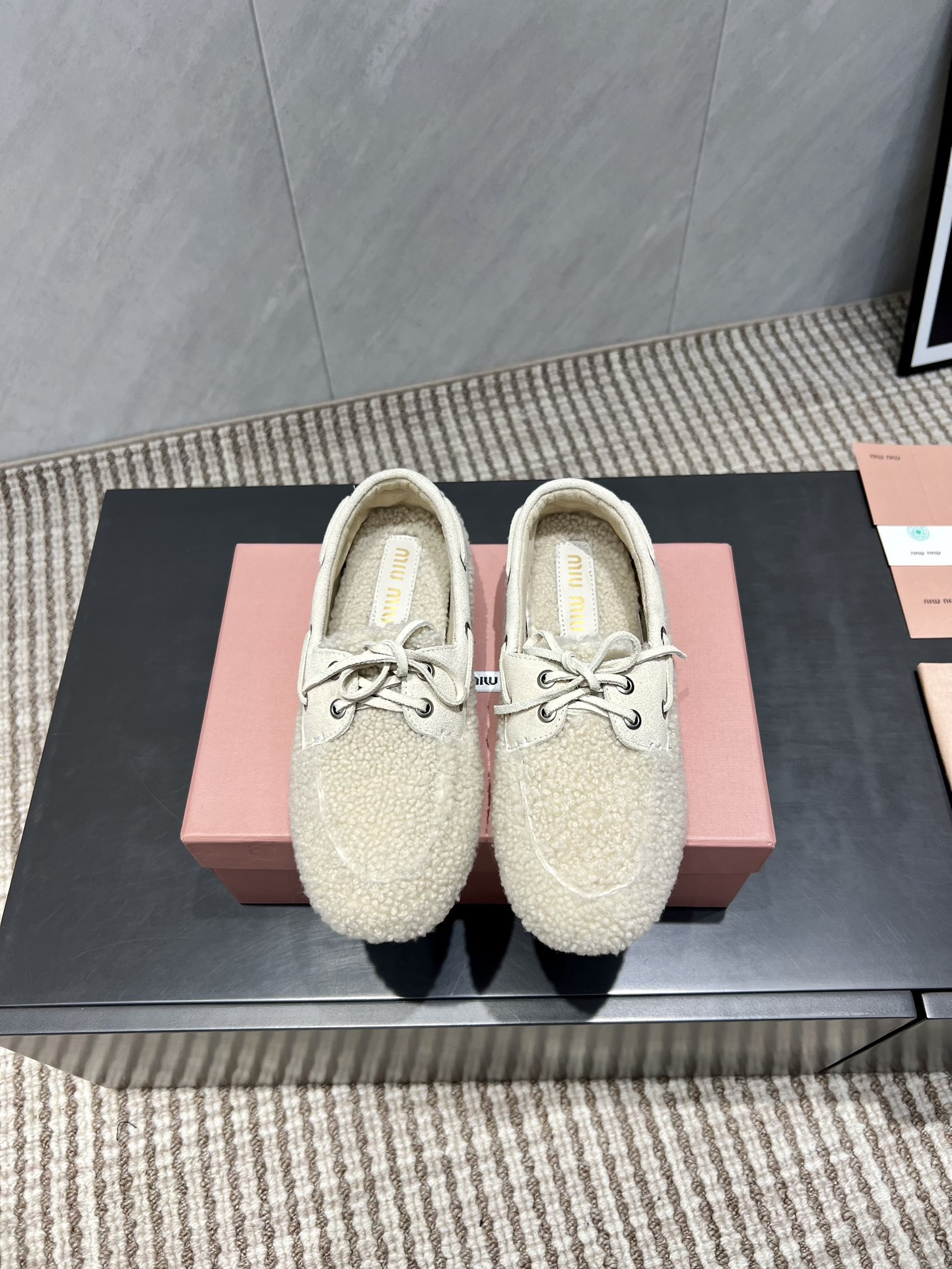 NO:559664,'Exclusive top version' Miu Miu miumiu 2025 vs early autumn latest popular series... [Round-toe strappy flat fur shoes] Close-up of details from the Miu Miu series. The trend elements of the new season, and the concept of love at the moment, multiple collisions, conveying modern style ~ Looks good no matter how you wear it♀Fashionista's favorite The upper and the feet are super comfortable. The fabric is customized with original sheep's curls. The lining is customized with original sheepskin. The feet are customized with original sheep's curls. Outsole. Original molded outsole.  Packaging original full set of packaging code number 35-39 (40. Customization is not returnable) color official website updated simultaneously, loafers, miumiu, loafers, sheepskin19860909《独家顶级版本》 缪缪miumiu2025vs早秋最新爆款系列……【圆头绑带平底毛鞋】  来自Miu Miu系列的细节特写 新季的潮流要素 ,与此刻挚爱的概念,多元对撞,传达现代风格~ 怎么穿都好看♀时髦精最爱 上脚超级舒服 面料定制原版羊卷毛 内里定制原版羊皮 垫脚定制原版羊卷毛 大底原版开模成型大底 包装原版全套包装 码数35-39（40.定制不退换） 颜色官网同步更新,乐福鞋,miumiu,loafers,sheepskin,Women's Shoes