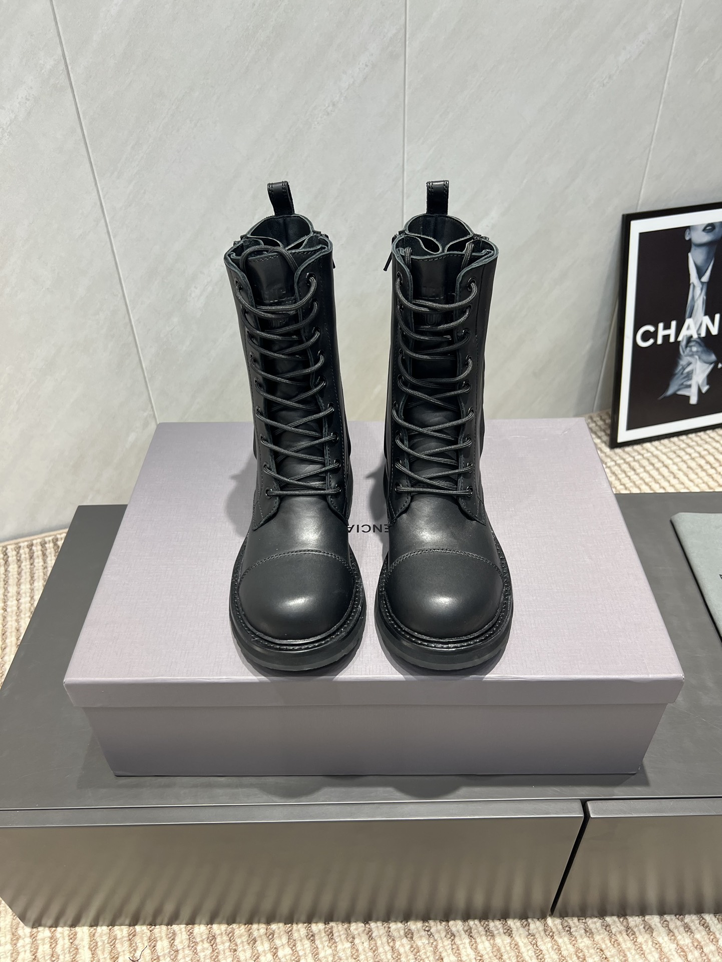 NO:559679,: Couple 'Exclusive top version' BALENCIAG* Balenciaga 2025vs new boots series for autumn and winter couples... [Couple's round-toe retro mid-boots] Balenciaga has released another pair of boots this year!  The chubby big head is so cute!  The dark retro Roman boots are really slimming and have a huge chance of turning heads!  The disassembly of the original version is not only the same as the original material, but even the small details are the same as ZP!  Fabric: Original customized cowhide Lining: Original customized cowhide Foot: Original customized cowhide Outsole: Original molded combination sole Packaging: Original full set of packaging Code number: 35-44 (Female 41. Male 45. Customized) Color: Official simultaneous update, boots, balenciaga, balenciaga, boots, cowhide19860909:情侣《独家顶级版本》 BALENCIAG*巴黎世*家2025vs秋冬情侣新款靴子系列……【情侣圆头复古中靴】 巴黎世家今年又出战靴！胖嘟嘟大头这么可爱啊！黑暗系的复古罗马靴真的太显瘦了 回头率巨高！原版拆解不仅是材质和原版一样就连小细节都跟zp无区别！ 面料:原版定制牛皮 内里:原版定制牛皮 垫脚:原版定制牛皮 大底:原版开模组合底 包装:原版全套包装 码数:35-44（女41.男45.定制） 颜色:官方同步更新,靴子,balenciaga,balenciaga,boots,cowhide,Women's Shoes