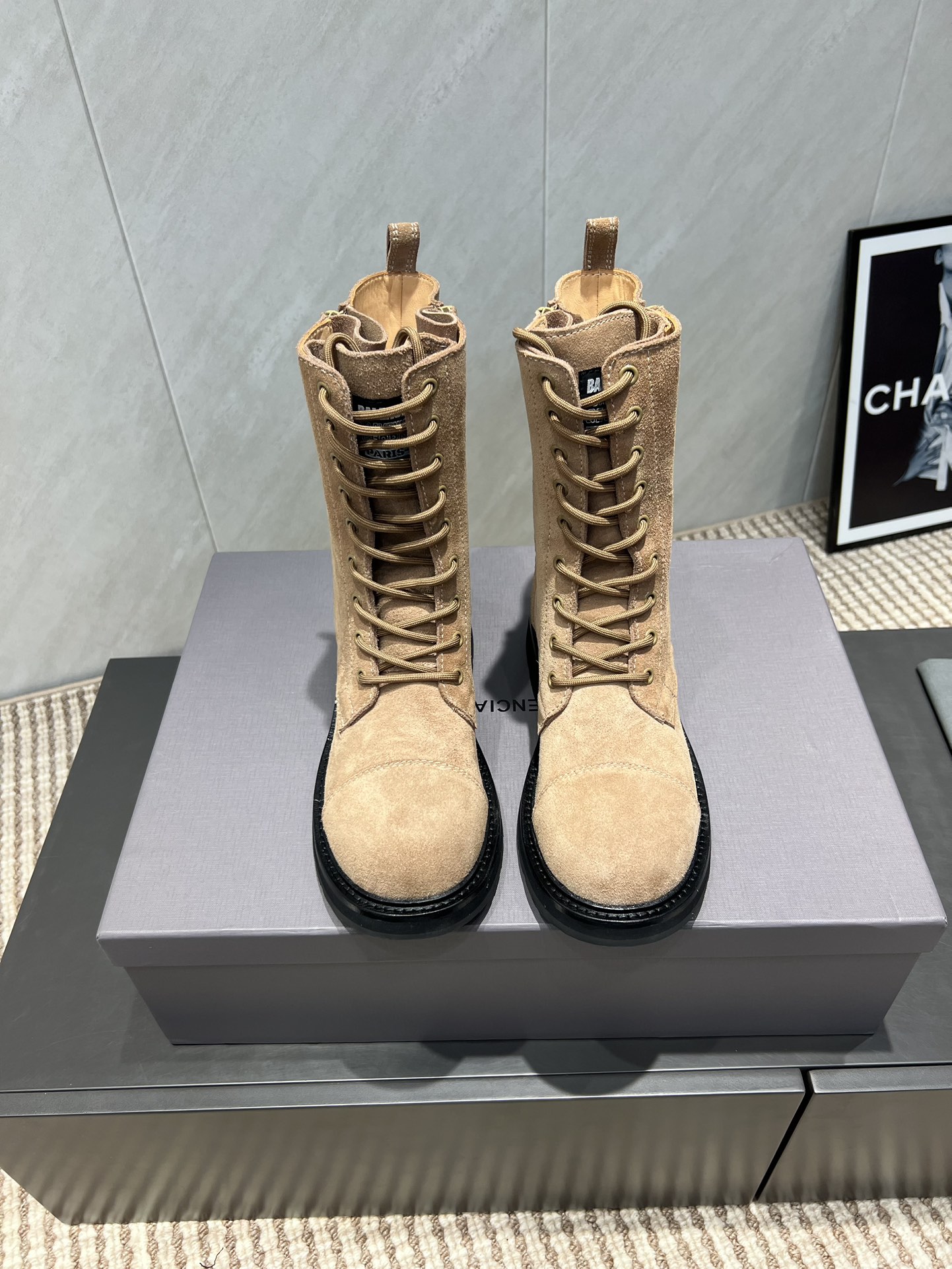 NO:559662,: Couple 'Exclusive top version' BALENCIAG* Balenciaga 2025vs new boots series for autumn and winter couples... [Couple's round-toe retro mid-boots] Balenciaga has released another pair of boots this year!  The chubby big head is so cute!  The dark retro Roman boots are really slimming and have a huge chance of turning heads!  The disassembly of the original version is not only the same as the original material, but also the small details are the same as ZP!  Fabric: original customized cowhide Lining: original customized cowhide Foot pads: original customized cowhide Outsole: original molded combination sole Packaging: original full set of packaging Code number: 35-44 (female 41. male 45. customized) Color: official simultaneous update, boots, balenciaga, balenciaga, boots, cowhide19860909:情侣《独家顶级版本》 BALENCIAG*巴黎世*家2025vs秋冬情侣新款靴子系列……【情侣圆头复古中靴】 巴黎世家今年又出战靴！胖嘟嘟大头这么可爱啊！黑暗系的复古罗马靴真的太显瘦了 回头率巨高！原版拆解不仅是材质和原版一样就连小细节都跟zp无区别！ 面料:原版定制牛猄 内里:原版定制牛皮 垫脚:原版定制牛皮 大底:原版开模组合底 包装:原版全套包装 码数:35-44（女41.男45.定制） 颜色:官方同步更新,靴子,balenciaga,balenciaga,boots,cowhide,Women's Shoes