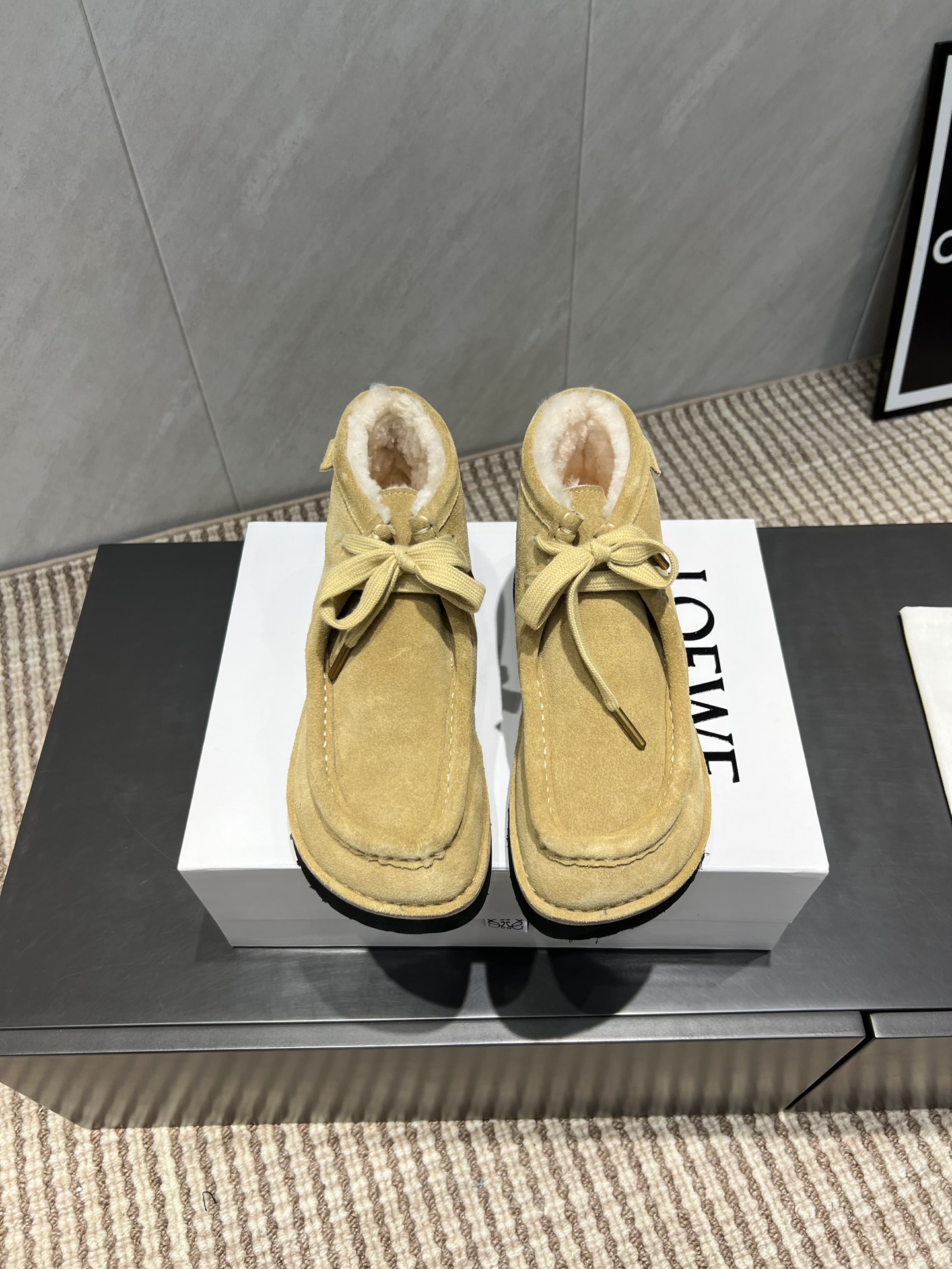 NO:559667,Maoli's 'Exclusive Top Version' L*OEWE Luo*Yiwei 25 vs. Autumn's latest popular casual series... [High-top Maoli thick-soled casual shoes] Yang Mi's same style of simple loafers, large-toe casual shoes, round-toe shoes without any complicated decorations, pure and minimalist, comfortable without losing the retro literary and artistic temperament, worth buying No matter how fashion changes, loafers have always been one of our must-have items.  The simple yet thoughtful shoe design is very suitable for daily wear with a bit of British style!  Fabric: Original customized cow lining: Original customized wool Foot: Original customized wool Outsole: Original molded foam combination outsole Size: 35-39 (40. Customized) Packaging: Original full set of packaging Color: Official website updated simultaneously, snow boots, loafers, boots19860909毛里《独家顶级版本》 L*OEWE罗*意威25vs秋季最新王炸爆款休闲系列……【高帮毛里厚底休闲鞋】 杨幂同款简约乐福鞋大头休闲鞋圆头单鞋 没有任何繁杂装饰,纯粹极简,舒服又不失复古文艺气质,值得入手 无论时尚怎么变,乐福鞋一直是咱们的必入款之一 简约而又有心机的鞋款设计,非常适合日常穿搭有点英伦风的调性！ 面料:原版定制牛猄 内里:原版定制羊毛 垫脚:原版定制羊毛 大底:原版开模发泡组合大底 码数:35-39（40.定制） 包装:原版全套包装 颜色:官网同步更新,雪地靴,loafers,boots,Women's Shoes