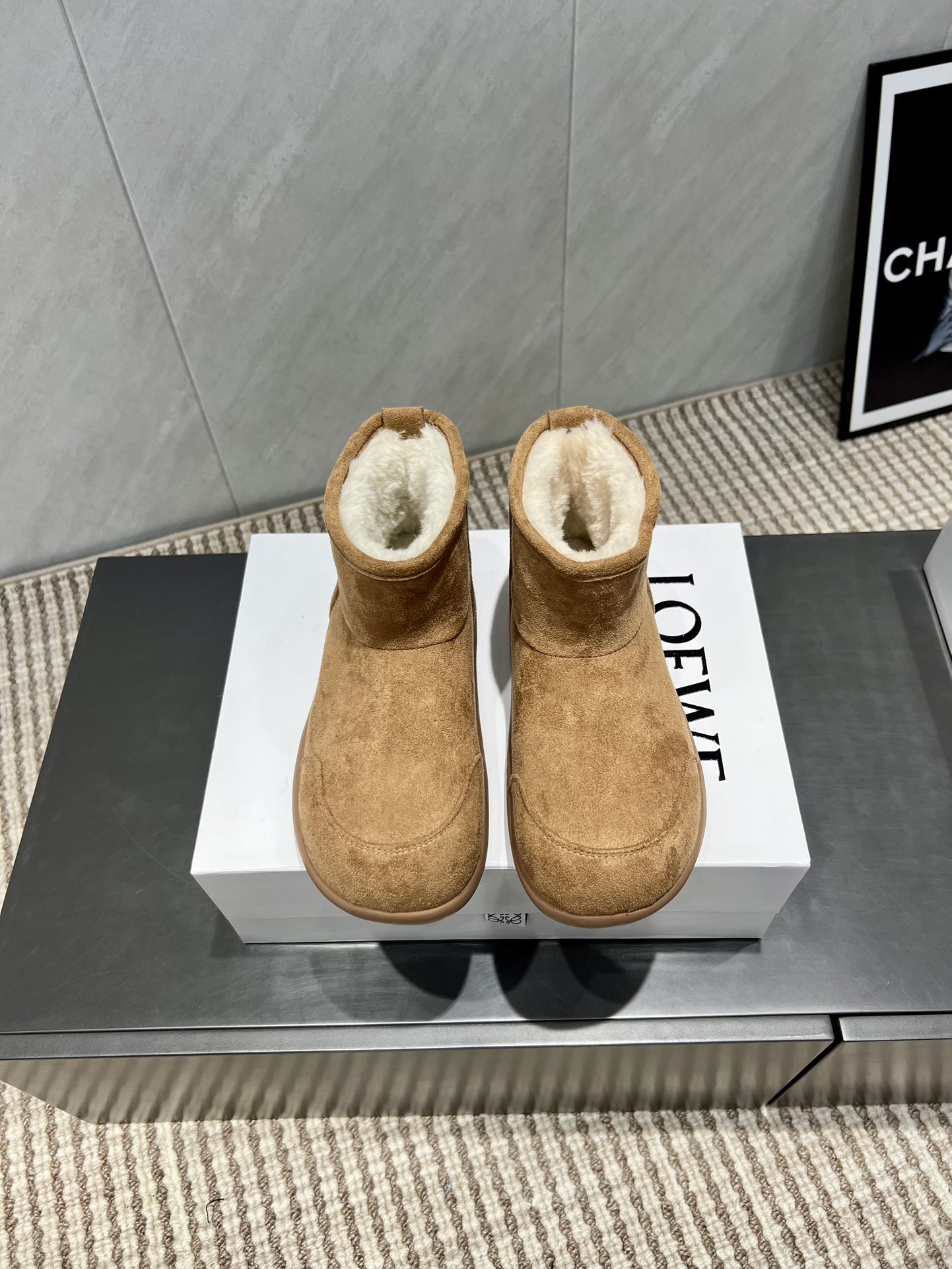 NO:559669,'Exclusive top version' L*OEWE 25 vs the latest king of autumn hot-selling snow boots series... [Big-toe thick-soled snow boots] Yang Mi's same style of simple loafers, large-toe casual shoes and round-toe shoes. There is no complicated decoration, pure and minimalist, comfortable and without losing the retro literary and artistic temperament. It is worth buying. No matter how fashion changes, loafers have always been one of our must-have items.  The simple yet thoughtful shoe design is very suitable for daily wear with a bit of British style!  Fabric: Original custom-made cow lining: Original custom-made sheep wool Foot: Original custom-made sheep wool Outsole: Original open-molded foam sole Size number: 35-39 (40. Customized) Packaging: Original full set of packaging Color: Official website updated simultaneously, snow boots, loafers, boots19860909《独家顶级版本》 L*OEWE罗*意威25vs秋季最新王炸爆款雪地靴系列……【大头厚底雪地靴】 杨幂同款简约乐福鞋大头休闲鞋圆头单鞋 没有任何繁杂装饰,纯粹极简,舒服又不失复古文艺气质,值得入手 无论时尚怎么变,乐福鞋一直是咱们的必入款之一 简约而又有心机的鞋款设计,非常适合日常穿搭有点英伦风的调性！ 面料:原版定制牛猄 内里:原版定制羊织毛 垫脚:原版定制羊织毛 大底:原版开模发泡成型底 码数:35-39（40.定制） 包装:原版全套包装 颜色:官网同步更新,雪地靴,loafers,boots,Women's Shoes