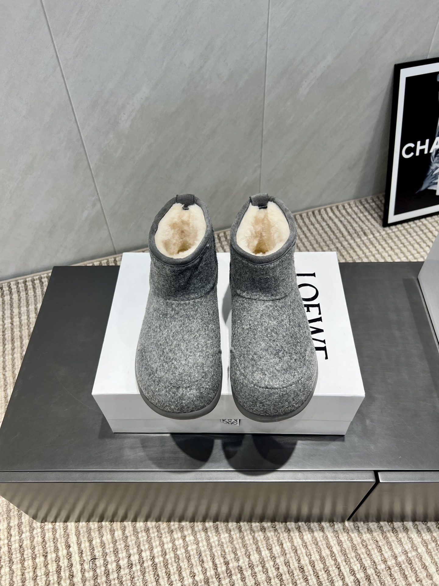 NO:559671,'Exclusive top version' L*OEWE 25 vs the latest king of autumn hot-selling snow boots series... [Big-toe thick-soled snow boots] Yang Mi's same style of simple loafers, large-toe casual shoes and round-toe shoes. There is no complicated decoration, pure and minimalist, comfortable and without losing the retro literary and artistic temperament. It is worth buying. No matter how fashion changes, loafers have always been one of our must-have items.  The simple yet thoughtful shoe design is very suitable for daily wear with a bit of British style!  Fabric: Original customized woolen Lining: Original customized woolen wool Foot: Original customized woolen wool Outsole: Original molded foam base Size: 35-39 (40. Customized) Packaging: Original full set of packaging Color: Official website updated simultaneously, snow boots, loafers, boots19860909《独家顶级版本》 L*OEWE罗*意威25vs秋季最新王炸爆款雪地靴系列……【大头厚底雪地靴】 杨幂同款简约乐福鞋大头休闲鞋圆头单鞋 没有任何繁杂装饰,纯粹极简,舒服又不失复古文艺气质,值得入手 无论时尚怎么变,乐福鞋一直是咱们的必入款之一 简约而又有心机的鞋款设计,非常适合日常穿搭有点英伦风的调性！ 面料:原版定制毛尼 内里:原版定制羊织毛 垫脚:原版定制羊织毛 大底:原版开模发泡成型底 码数:35-39（40.定制） 包装:原版全套包装 颜色:官网同步更新,雪地靴,loafers,boots,Women's Shoes