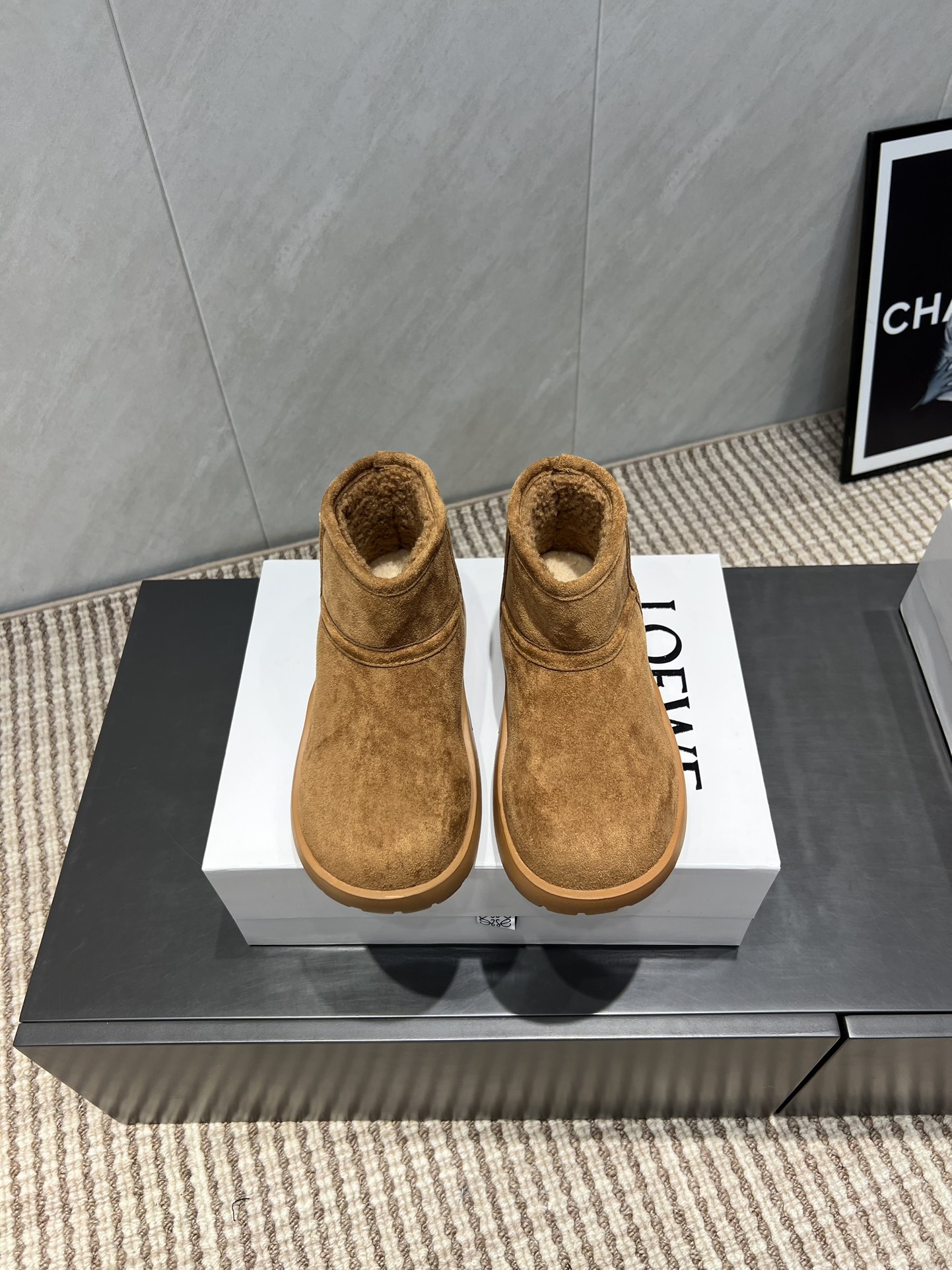 NO:559673,'Exclusive top version' L*OEWE 25 vs the latest king of autumn hot-selling snow boots series... [Big-toe thick-soled snow boots] Yang Mi's same style of simple loafers, large-toe casual shoes and round-toe shoes. There is no complicated decoration, pure and minimalist, comfortable and without losing the retro literary and artistic temperament. It is worth buying. No matter how fashion changes, loafers have always been one of our must-have items.  The simple yet thoughtful shoe design is very suitable for daily wear with a bit of British style!  Fabric: Original custom-made cow lining: Original custom-made sheep wool Foot: Original custom-made sheep wool Outsole: Original open-molded foam sole Size number: 35-39 (40. Customized) Packaging: Original full set of packaging Color: Official website updated simultaneously, snow boots, loafers, boots19860909《独家顶级版本》 L*OEWE罗*意威25vs秋季最新王炸爆款雪地靴系列……【大头厚底雪地靴】 杨幂同款简约乐福鞋大头休闲鞋圆头单鞋 没有任何繁杂装饰,纯粹极简,舒服又不失复古文艺气质,值得入手 无论时尚怎么变,乐福鞋一直是咱们的必入款之一 简约而又有心机的鞋款设计,非常适合日常穿搭有点英伦风的调性！ 面料:原版定制牛猄 内里:原版定制羊织毛 垫脚:原版定制羊织毛 大底:原版开模发泡成型底 码数:35-39（40.定制） 包装:原版全套包装 颜色:官网同步更新,雪地靴,loafers,boots,Women's Shoes