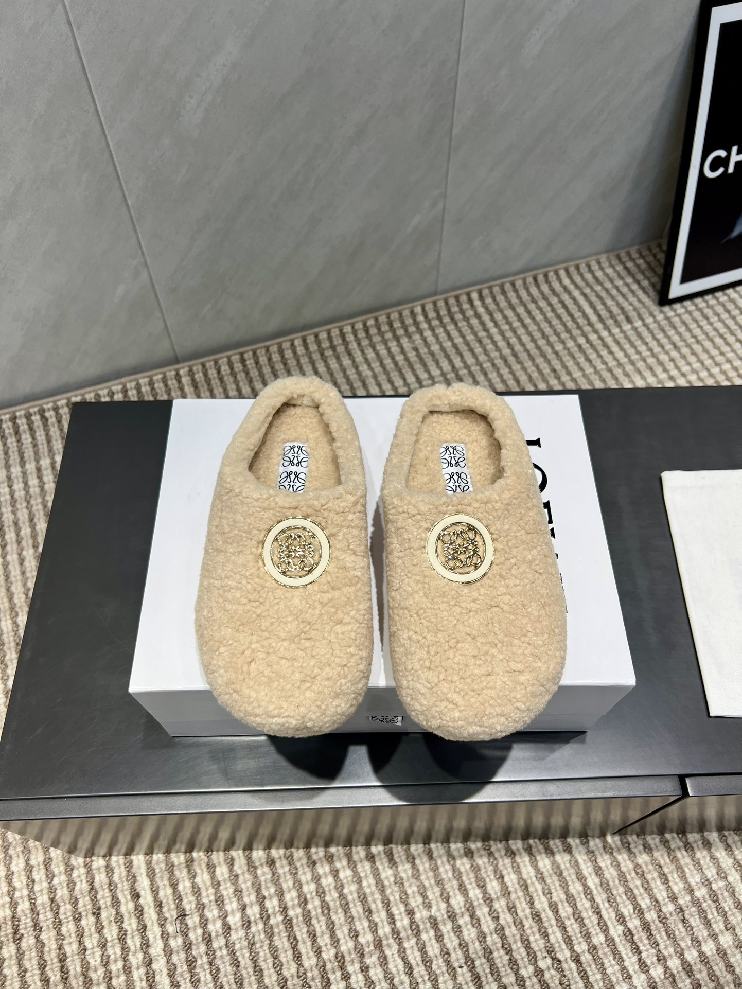 NO:559661,'Exclusive top version' L*OEWE 25 vs. the latest hot-selling fur shoe series in autumn... [Round toe buttoned fur slippers] Yang Mi's same style of simple big toe casual fur slippers without any complicated decorations, pure and minimalist, comfortable without losing retro literary and artistic temperament, worth buying No matter how fashion changes, loafers have always been one of our must-have styles. The simple and thoughtful shoe design is very suitable for daily wear with a bit of British style!  Fabric: Original custom-made wool Original custom buckle Lining: Original custom-made velvet lining Foot: Original custom-made wool Outsole: Original molded sole Size number: 35-39 (40. Customized) Packaging: Original full set of packaging Color: Official website updated simultaneously, semi-slippers, loafers, slippers19860909《独家顶级版本》 L*OEWE罗*意威25vs秋季最新王炸爆款毛鞋系列……【圆头饰扣毛拖】 杨幂同款简约乐大头休闲毛拖鞋 没有任何繁杂装饰,纯粹极简,舒服又不失复古文艺气质,值得入手 无论时尚怎么变,乐福鞋一直是咱们的必入款之一 简约而又有心机的鞋款设计,非常适合日常穿搭有点英伦风的调性！ 面料:原版定制羊织毛原版定制饰扣 内里:原版定制绒里 垫脚:原版定制羊织毛 大底:原版开模成型底 码数:35-39（40.定制） 包装:原版全套包装 颜色:官网同步更新,半拖毛毛鞋,loafers,slippers,Women's Shoes