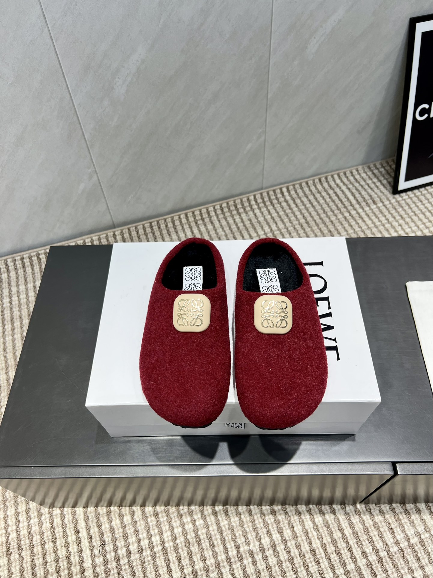 NO:559663,'Exclusive top version' L*OEWE 25 vs. the latest hot-selling fur shoe series in autumn... [Round-toe buckle woolen slippers] Yang Mi's same style of simple and big-head casual woolen slippers without any complicated decorations, pure and minimalist, comfortable and without losing the retro literary and artistic temperament, worth buying. No matter how fashion changes, loafers have always been one of our must-have styles. The simple and thoughtful shoe design is very suitable for daily wear with a bit of British style!  Fabric: Original custom furni, original custom buckle Lining: Original custom velvet lining Foot: Original custom velvet lining Outsole: Original molded base Number of yards: 35-39 (40. Customized) Packaging: Original full set of packaging Color: Official website updated simultaneously, semi-furry shoes, loafers, slippers19860909《独家顶级版本》 L*OEWE罗*意威25vs秋季最新王炸爆款毛鞋系列……【圆头饰扣毛尼拖】 杨幂同款简约乐大头休闲毛尼拖鞋 没有任何繁杂装饰,纯粹极简,舒服又不失复古文艺气质,值得入手 无论时尚怎么变,乐福鞋一直是咱们的必入款之一 简约而又有心机的鞋款设计,非常适合日常穿搭有点英伦风的调性！ 面料:原版定制毛尼原版定制饰扣 内里:原版定制绒里 垫脚:原版定制绒里 大底:原版开模成型底 码数:35-39（40.定制） 包装:原版全套包装 颜色:官网同步更新,半拖毛毛鞋,loafers,slippers,Women's Shoes