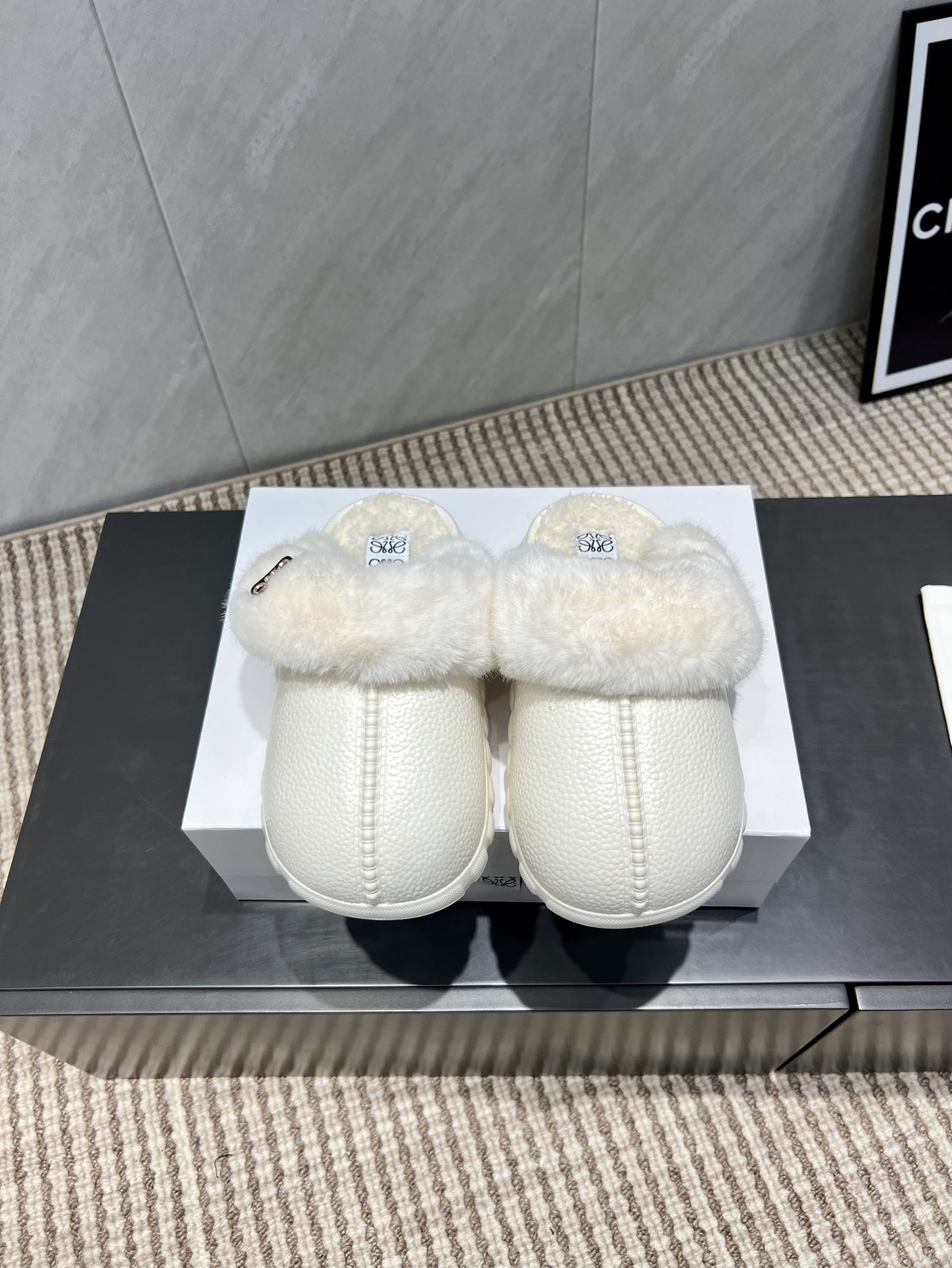 NO:559665,'Exclusive top version' L*OEWE 25 vs. the latest hot-selling fur shoe series in autumn... [One-piece rubber surface slippers] Yang Mi's same style of simple big-head one-piece rubber surface molding wool slippers without any complicated decorations, pure and minimalist, comfortable without losing retro literary and artistic temperament, worth buying No matter how fashion changes, loafers have always been one of our must-have styles. The simple and thoughtful shoe design is very suitable for daily wear with a bit of British style!  Fabric: Original open-mold foaming one-piece custom buckle Lining: Original custom-made woolen wool Footings: Original custom-made wool Outsole: Original open-mold foaming one-piece molding Code number: 35-39 (40. Customized) Packaging: Original full set of packaging Color: Official website updated simultaneously, semi-slip fur shoes, loafers, slippers19860909《独家顶级版本》 L*OEWE罗*意威25vs秋季最新王炸爆款毛鞋系列……【胶面一体成型毛拖】 杨幂同款简约大头胶面一体成型毛拖鞋 没有任何繁杂装饰,纯粹极简,舒服又不失复古文艺气质,值得入手 无论时尚怎么变,乐福鞋一直是咱们的必入款之一 简约而又有心机的鞋款设计,非常适合日常穿搭有点英伦风的调性！ 面料:原版开模发泡一体成型定制饰扣 内里:原版定制羊织毛 垫脚:原版定制织毛 大底:原版开模发泡一体成型 码数:35-39（40.定制） 包装:原版全套包装 颜色:官网同步更新,半拖毛毛鞋,loafers,slippers,Women's Shoes