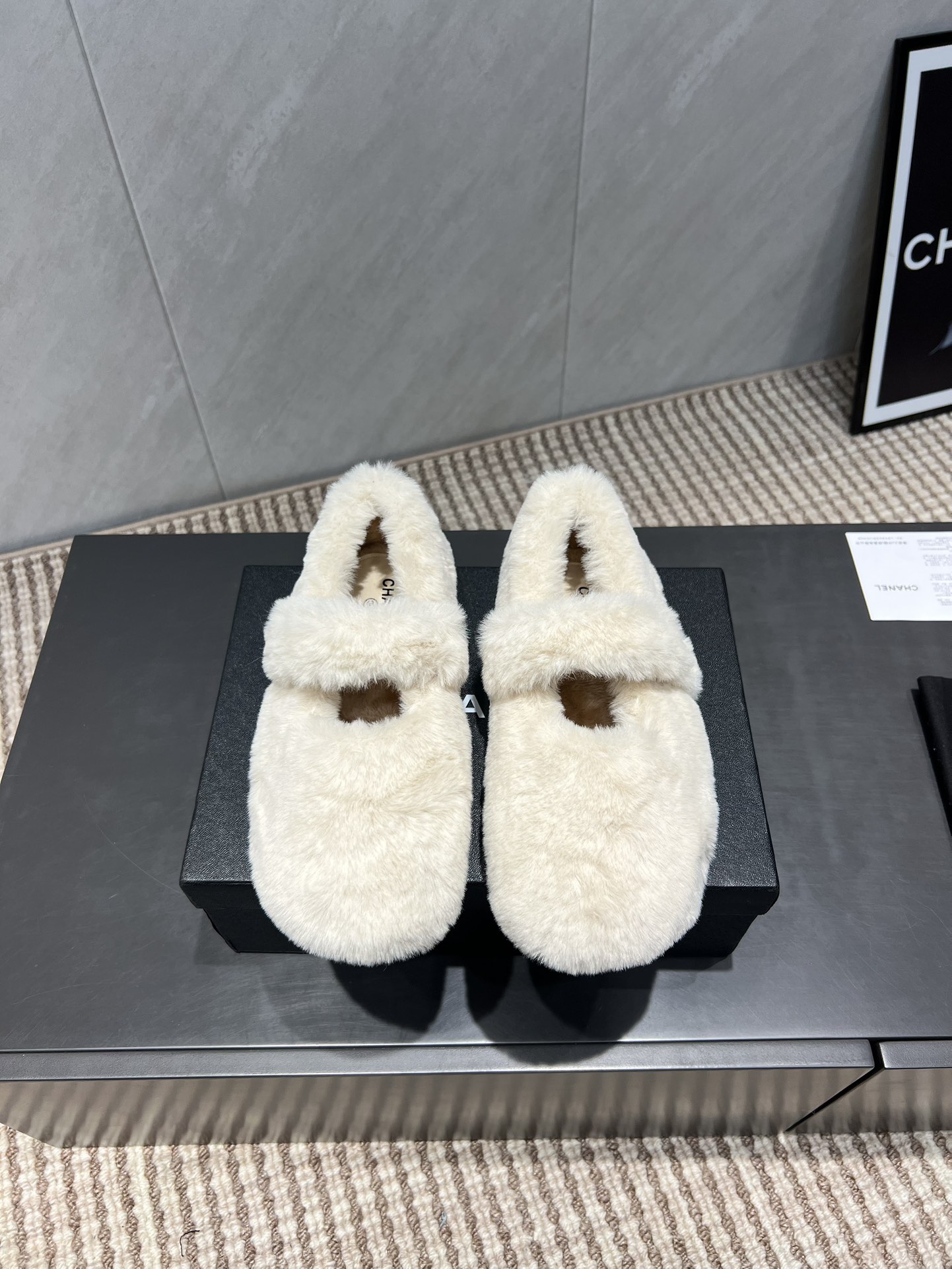 NO:559688,: 'Exclusive top version' CHANE*L Xiaoxiang 2025 vs early autumn popular wool shoe series... [Round toe horizontal strap wool shoes] The latest model is synchronized with the official website, the highest version in the counter is top quality, furry and fashionable, comfortable round toe design, pure lamb wool material, fluffy and densely rolled, thick and full, the latest exclusive layout for autumn and winter, pure lamb wool lazy hair mop hot on the line... Fabric: Original customized wool Inner: Original customized velvet lining  Feet: Original custom-made wool Outsole: Original molded bottom Size: 35-39 (40. Customized, non-refundable and non-exchangeable) Packaging: Original full set of packaging Color: Official website updated simultaneously, fur shoes, chanel19860909:《独家顶级版本》 CHANE*L小香2025vs早秋爆款毛鞋系列……【圆头横带毛鞋】 官网同步最新款,专柜最高版本顶级品质,毛茸茸的时髦感十足,舒适的圆头设计,纯羊羔毛材质,蓬松密卷,敦厚饱满,秋冬最新款独家版面,纯羊羔毛懒人毛拖热上线……… 面料:原版定制羊织毛 内里:原版定制绒里 垫脚:原版定制羊织毛 大底:原版开模成型底 码数:35-39（40.订做不退不换） 包装:原版全套包装 颜色:官网同步更新,毛毛鞋,chanel,Women's Shoes