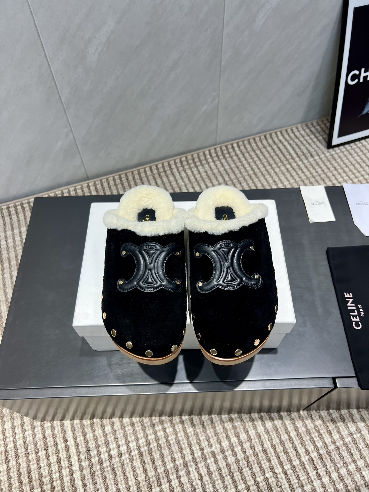 NO:616366,: 'Exclusive top version' C*ELINE 2025 vs. the latest popular fur mop series in autumn... [Round-head rivet thick-soled fur mop] The official website synchronizes the latest model, the highest version in the counter, top quality, furry and fashionable, comfortable round head design, pure lamb wool material, fluffy and dense curls, thick and full, the latest exclusive layout for autumn and winter, pure lamb wool lazy hair mop is hot online... Fabric: Original customized cow rivet nail technology  Lining: Original customized pure lamb wool Foot: Original customized pure lamb wool Outsole: Original molded LOGO wear-resistant and non-slip bottom Code number: 35-39 (40. Customized, non-returnable and non-exchangeable) Packaging: Original full set of packaging Color: Official website updated simultaneously, semi-slip fur shoes19860909:《独家顶级版本》 C*ELINE赛*琳2025vs秋季最新爆款毛拖系列……【圆头柳钉厚底毛拖】 官网同步最新款,专柜最高版本顶级品质,毛茸茸的时髦感十足,舒适的圆头设计,纯羊羔毛材质,蓬松密卷,敦厚饱满,秋冬最新款独家版面,纯羊羔毛懒人毛拖热上线……… 面料:原版定制牛猄柳钉工艺 内里:原版定制纯羊羔毛 垫脚:原版定制纯羊羔毛 大底:原版开模LOGO耐磨防滑底 码数:35-39（40.订做不退不换） 包装:原版全套包装 颜色:官网同步更新,半拖毛毛鞋,Women's Shoes