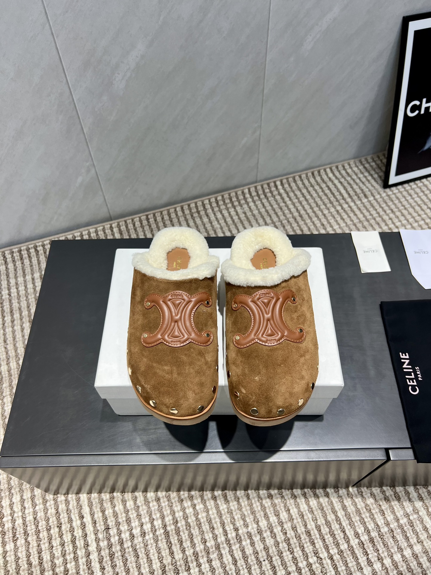 NO:559686,: 'Exclusive top version' C*ELINE 2025 vs. the latest popular fur mop series in autumn... [Round-head rivet thick-soled fur mop] The official website synchronizes the latest model, the highest version in the counter, top quality, furry and fashionable, comfortable round head design, pure lamb wool material, fluffy and dense curls, thick and full, the latest exclusive layout for autumn and winter, pure lamb wool lazy hair mop is hot online... Fabric: Original customized cow rivet nail technology  Lining: Original customized pure lamb wool Foot: Original customized pure lamb wool Outsole: Original molded LOGO wear-resistant and non-slip bottom Code number: 35-39 (40. Customized, non-returnable and non-exchangeable) Packaging: Original full set of packaging Color: Official website updated simultaneously, semi-slip fur shoes19860909:《独家顶级版本》 C*ELINE赛*琳2025vs秋季最新爆款毛拖系列……【圆头柳钉厚底毛拖】 官网同步最新款,专柜最高版本顶级品质,毛茸茸的时髦感十足,舒适的圆头设计,纯羊羔毛材质,蓬松密卷,敦厚饱满,秋冬最新款独家版面,纯羊羔毛懒人毛拖热上线……… 面料:原版定制牛猄柳钉工艺 内里:原版定制纯羊羔毛 垫脚:原版定制纯羊羔毛 大底:原版开模LOGO耐磨防滑底 码数:35-39（40.订做不退不换） 包装:原版全套包装 颜色:官网同步更新,半拖毛毛鞋,Women's Shoes