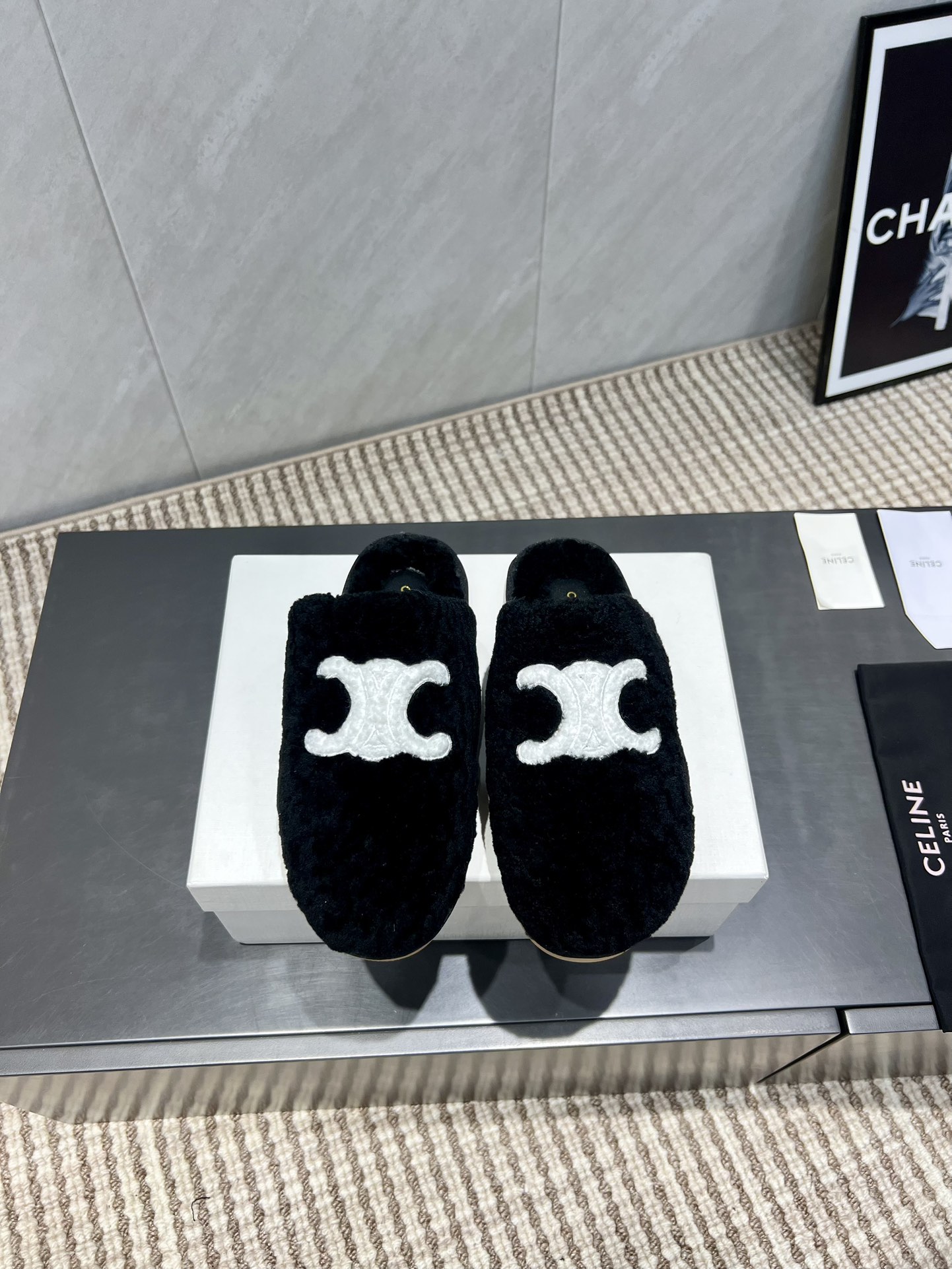 NO:616391,: 'Exclusive top version' C*ELINE 2025 vs the latest hot style mop series in autumn... [Round-head color-blocked mop] The latest model is synchronized with the official website, the highest version in the counter is top quality, furry and fashionable, comfortable round-toe design, pure lamb wool material, fluffy and densely curled, thick and full, the latest exclusive layout for autumn and winter, pure lamb wool lazy hair mop is hot online... Fabric: Original customized pure lamb wool color-blocking process  Lining: Original customized pure lamb wool Foot: Original customized pure lamb wool Outsole: Original molded non-slip bottom Size: 35-39 (40. Customized, non-returnable and non-exchangeable) Packaging: Original full set of packaging Color: Official website updated simultaneously, semi-slip fur shoes19860909:《独家顶级版本》 C*ELINE赛*琳2025vs秋季最新爆款毛拖系列……【圆头拼色毛拖】 官网同步最新款,专柜最高版本顶级品质,毛茸茸的时髦感十足,舒适的圆头设计,纯羊羔毛材质,蓬松密卷,敦厚饱满,秋冬最新款独家版面,纯羊羔毛懒人毛拖热上线……… 面料:原版定制纯羊羔毛拼色工艺 内里:原版定制纯羊羔毛 垫脚:原版定制纯羊羔毛 大底:原版开模防滑底 码数:35-39（40.订做不退不换） 包装:原版全套包装 颜色:官网同步更新,半拖毛毛鞋,Women's Shoes