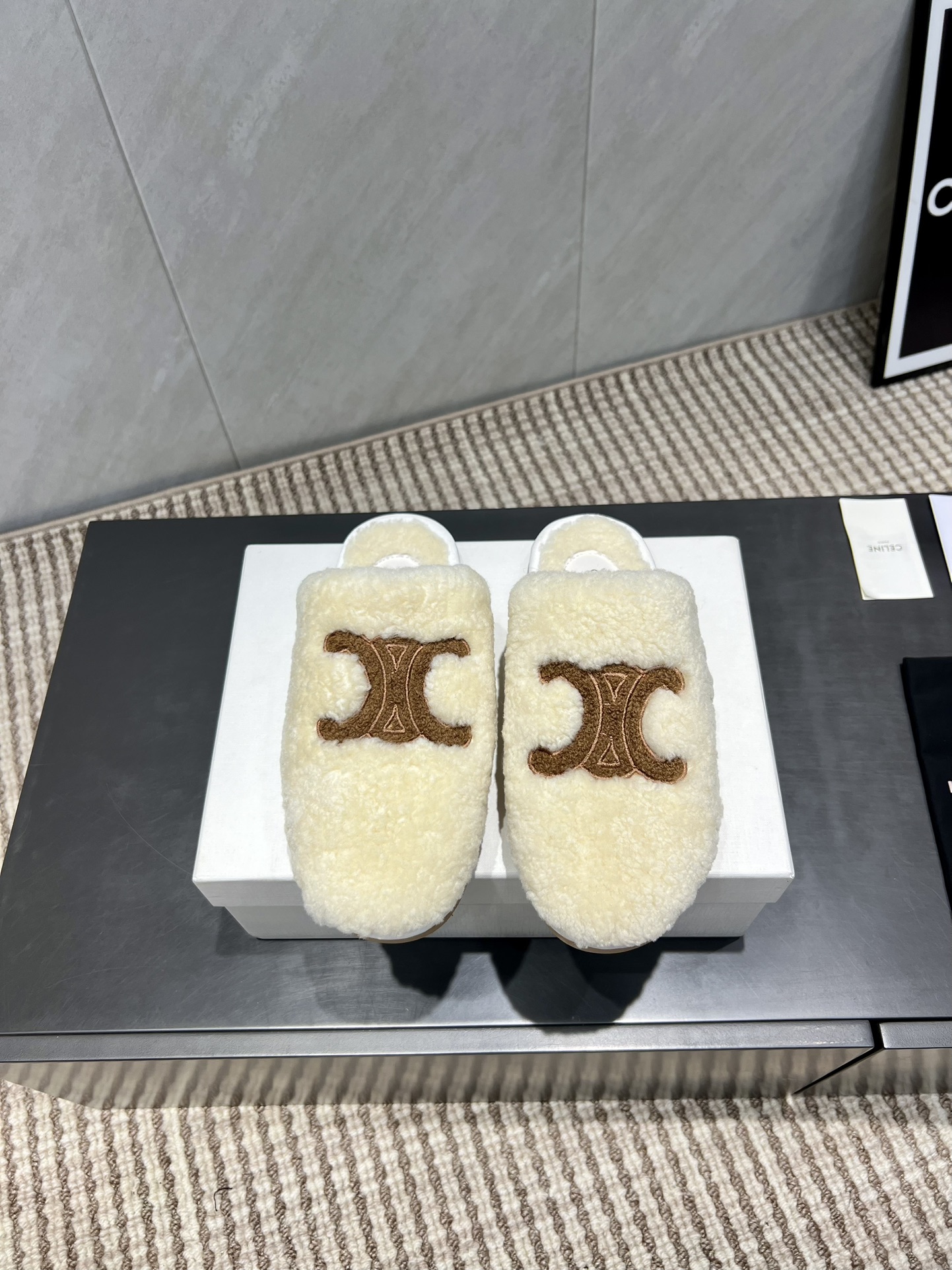 NO:559687,: 'Exclusive top version' C*ELINE 2025 vs the latest hot style mop series in autumn... [Round-head color-blocked mop] The latest model is synchronized with the official website, the highest version in the counter is top quality, furry and fashionable, comfortable round-toe design, pure lamb wool material, fluffy and densely curled, thick and full, the latest exclusive layout for autumn and winter, pure lamb wool lazy hair mop is hot online... Fabric: Original customized pure lamb wool color-blocking process  Lining: Original customized pure lamb wool Foot: Original customized pure lamb wool Outsole: Original molded non-slip bottom Size: 35-39 (40. Customized, non-returnable and non-exchangeable) Packaging: Original full set of packaging Color: Official website updated simultaneously, semi-slip fur shoes19860909:《独家顶级版本》 C*ELINE赛*琳2025vs秋季最新爆款毛拖系列……【圆头拼色毛拖】 官网同步最新款,专柜最高版本顶级品质,毛茸茸的时髦感十足,舒适的圆头设计,纯羊羔毛材质,蓬松密卷,敦厚饱满,秋冬最新款独家版面,纯羊羔毛懒人毛拖热上线……… 面料:原版定制纯羊羔毛拼色工艺 内里:原版定制纯羊羔毛 垫脚:原版定制纯羊羔毛 大底:原版开模防滑底 码数:35-39（40.订做不退不换） 包装:原版全套包装 颜色:官网同步更新,半拖毛毛鞋,Women's Shoes