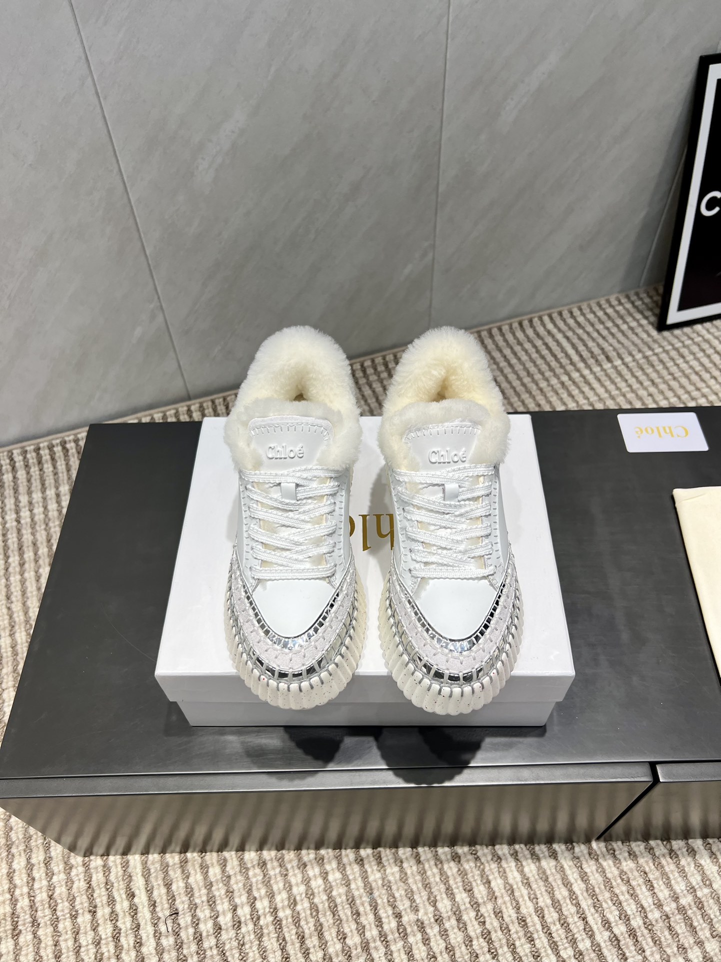 NO:559684,: Maoli 'Exclusive top version' ChIoe Chloe 2025 vs autumn latest casual popular series...[Thick-soled Maoli casual shoes] Original soles, all hand-threaded, all positions are just right, Internet celebrity hot model, top leisure vacation series Big coffee and Internet celebrities unanimously pursue this style, and it is even out of stock. It is hard to find. An indispensable single item slippers in midsummer, very attractive and fashionable sports style on the feet, show your elegance, lightness, slimming, and white feet in your way  Fabric: Original customized cowhide color matching process Lining: Original customized lamb wool Foot: Original customized lamb wool Outsole: Original open mold foaming bottom Packaging: Original full set of packaging Code number: 35-39 (40.41. Customization is not returnable)   Color: Official website updates simultaneously, casual shoes/sports shoes, furry shoes, sneakers, slippers, cowhide19860909:毛里《独家顶级版本》 ChIoe克洛伊2025vs秋季最新休闲爆款系列……【松糕厚底毛里休闲鞋】  原版鞋底,全手工穿线,所有的位置刚刚好 ,网红爆款,顶级休闲度假系列 大咖网红一致追求此款,更是断货一度难求 盛夏不可缺少的单品拖鞋,上脚极具吸引时髦运动风尚,以你的方式彰显你的优雅、轻便、显瘦、显脚白 面料:原版定制牛皮拼色工艺 内里:原版定制羊羔毛 垫脚:原版定制羊羔毛 大底:原版开模发泡成型底 包装:原版全套包装 码数:35-39（40.41.定制不退换） 颜色:官网同步更新,休闲鞋/运动鞋毛毛鞋,sneakers,slippers,cowhide,Women's Shoes