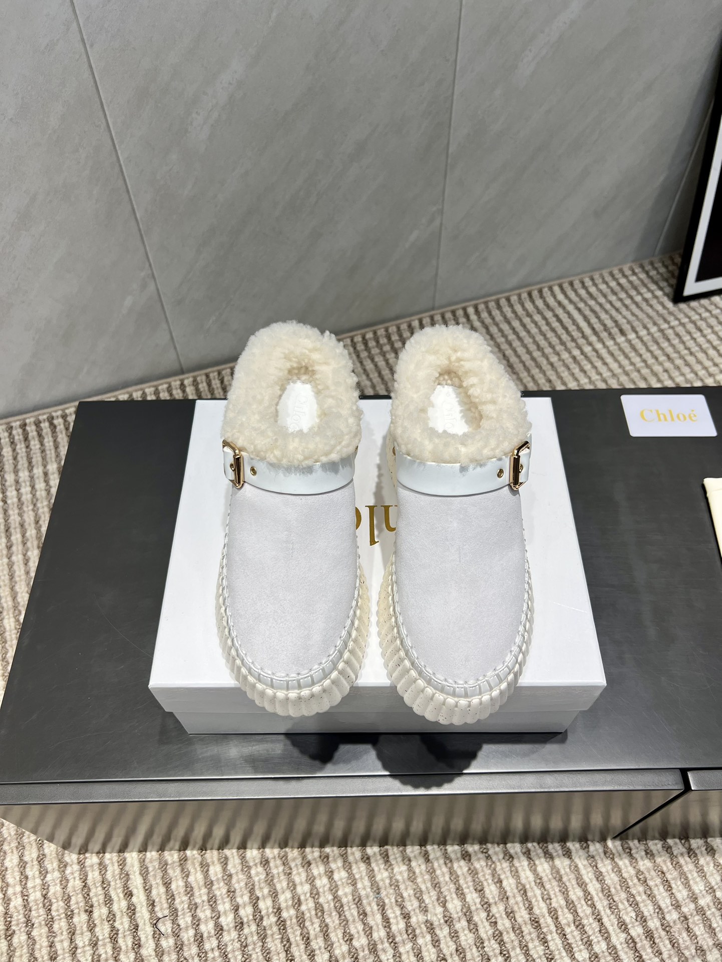 NO:559685,: Maoli 'Exclusive top version' ChIoe Chloe 2025 vs autumn latest casual popular series...[Thick-soled Maoli casual shoes] Original soles, all hand-threaded, all positions are just right, Internet celebrity hot model, top leisure vacation series Big coffee and Internet celebrities unanimously pursue this style, and it is even out of stock. It is hard to find. An indispensable single item slippers in midsummer, very attractive and fashionable sports style on the feet, show your elegance, lightness, slimming, and white feet in your way  Fabric: Original customized cow lining: Original customized lamb wool Foot: Original customized lamb wool Outsole: Original molded foam bottom Packaging: Original full set of packaging Code number: 35-39 (40.41. Customization is not returnable)   Color: Official website updated simultaneously, casual shoes/sports shoes, furry shoes, sneakers, slippers19860909:毛里《独家顶级版本》 ChIoe克洛伊2025vs秋季最新休闲爆款系列……【松糕厚底毛里休闲鞋】  原版鞋底,全手工穿线,所有的位置刚刚好 ,网红爆款,顶级休闲度假系列 大咖网红一致追求此款,更是断货一度难求 盛夏不可缺少的单品拖鞋,上脚极具吸引时髦运动风尚,以你的方式彰显你的优雅、轻便、显瘦、显脚白 面料:原版定制牛猄 内里:原版定制羊羔毛 垫脚:原版定制羊羔毛 大底:原版开模发泡成型底 包装:原版全套包装 码数:35-39（40.41.定制不退换） 颜色:官网同步更新,休闲鞋/运动鞋毛毛鞋,sneakers,slippers,Women's Shoes