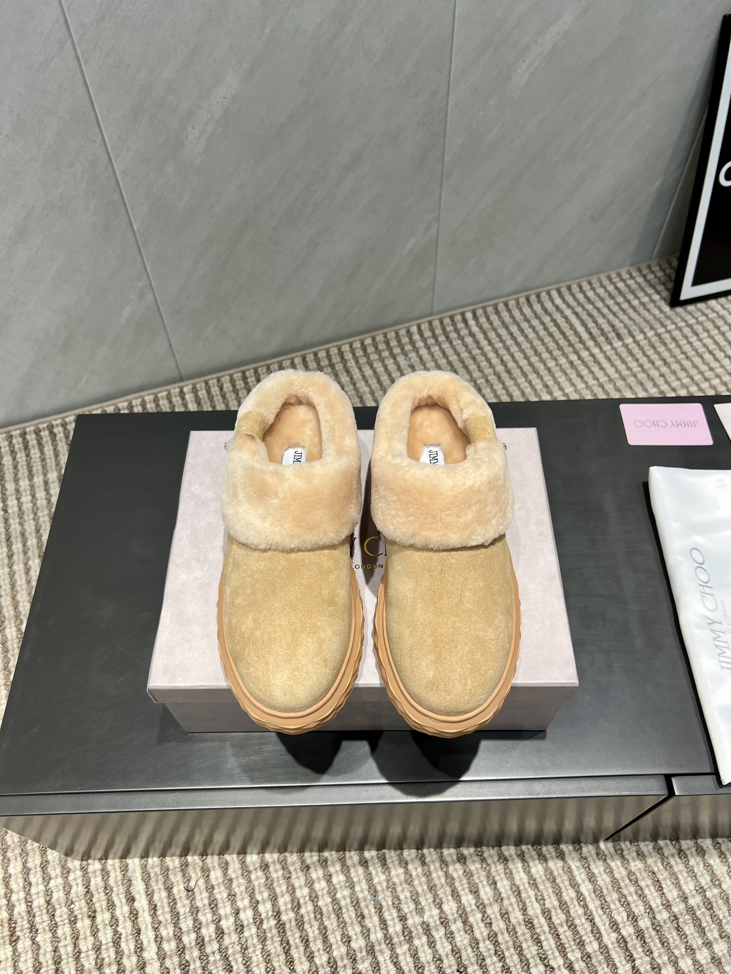 NO:559683,: Maoli 'Exclusive top version' Jimmy Choo Jimmy Choo 2025 vs autumn latest casual hot series... [Round-toe thick-soled Maoli casual shoes] Newly launched, this flat-soled shoe has a high export rate in European and American street photography, and Instagram is also very popular. I have adjusted the shoe last for a month to keep the overall smoothness of the line consistent with the original version. It is really attractive. I believe that women with taste will like it. JC's high heels will never disappoint, the goddess's weapon...  Fabric: Original customized cow lining: Original customized lamb wool Feet: Original customized lamb wool Outsole: Original molded foam bottom Packing: Original full set of packaging Code number: 35-39 (40.41. Customized, non-refundable) Color: Official website updated simultaneously, casual shoes/sports shoes half-slippers, jimmy choo, jimmy   choo,sneakers19860909:毛里《独家顶级版本》 JimmyChoo吉米周2025vs秋季最新休闲爆款系列…【圆头厚底毛里休闲鞋】 新款上架这款平底在欧美街拍中出境率超高,ins也是火了一把,调鞋楦都调了一个月整体线条流畅性保持跟原版一致,真的太有魅力了,我相信有品味的女人会看上它JC的高跟一向不会令人失望,女神的利器…… 面料:原版定制牛猄 内里:原版定制羊羔毛 垫脚:原版定制羊羔毛 大底:原版开模发泡成型底 包装:原版全套包装 码数:35-39（40.41.定做不退换） 颜色:官网同步更新,休闲鞋/运动鞋半拖,jimmy choo,jimmy choo,sneakers,Women's Shoes