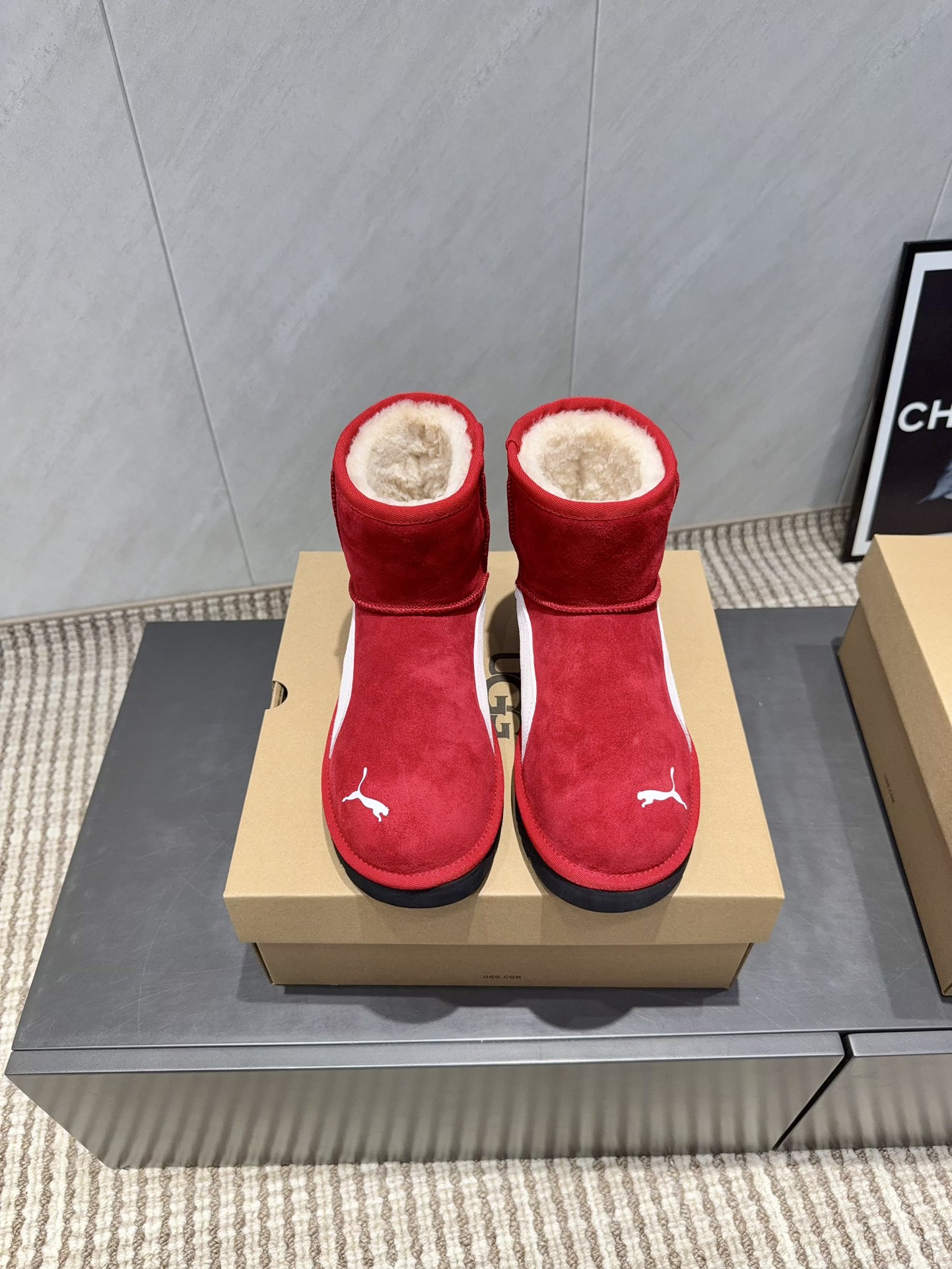 NO:577187,: 'Exclusive top version' Wang Zha·UGG/PUMA co-branded ~ limited edition snow boots series... [Co-branded thick-soled snow boots] Limited edition series, a snow boot that will not clash with clothes, simple co-branded contrasting design, lightweight outsole, custom waterproof cowhide for the upper, custom-made pure wool for the lining, a must-have for autumn and winter, can be worn with any trousers and skirts, very comfortable and good-looking... Fabric: Original custom cowhide Lining: Original custom wool  Feet: original customized wool Outsole: original molded wear-resistant molded sole Size: 35-39 (customized 40) Packaging: original full set of packaging Color: official website synchronized 7 colors, snow boots, boots, skirts19860909:《独家顶级版本》 王炸·UGG/PUMA彪马联名~限量版雪地靴系列……【联名厚底雪地靴】 限量款系列,一款不会撞衫的雪地靴、简约的联名撞色设计轻便的大底、鞋面采用定制防水牛猄、内里定制纯羊毛,秋冬季必备款、无论什么裤子裙子都能驾驭、上脚非常舒适好看…… 面料:原版定制牛猄 内里:原版定制羊毛 垫脚:原版定制羊毛 大底:原版开模耐磨成型底 码数:35-39（40定制） 包装:原版全套包装 颜色:官网同步7色出,雪地靴,boots,skirts,Women's Shoes