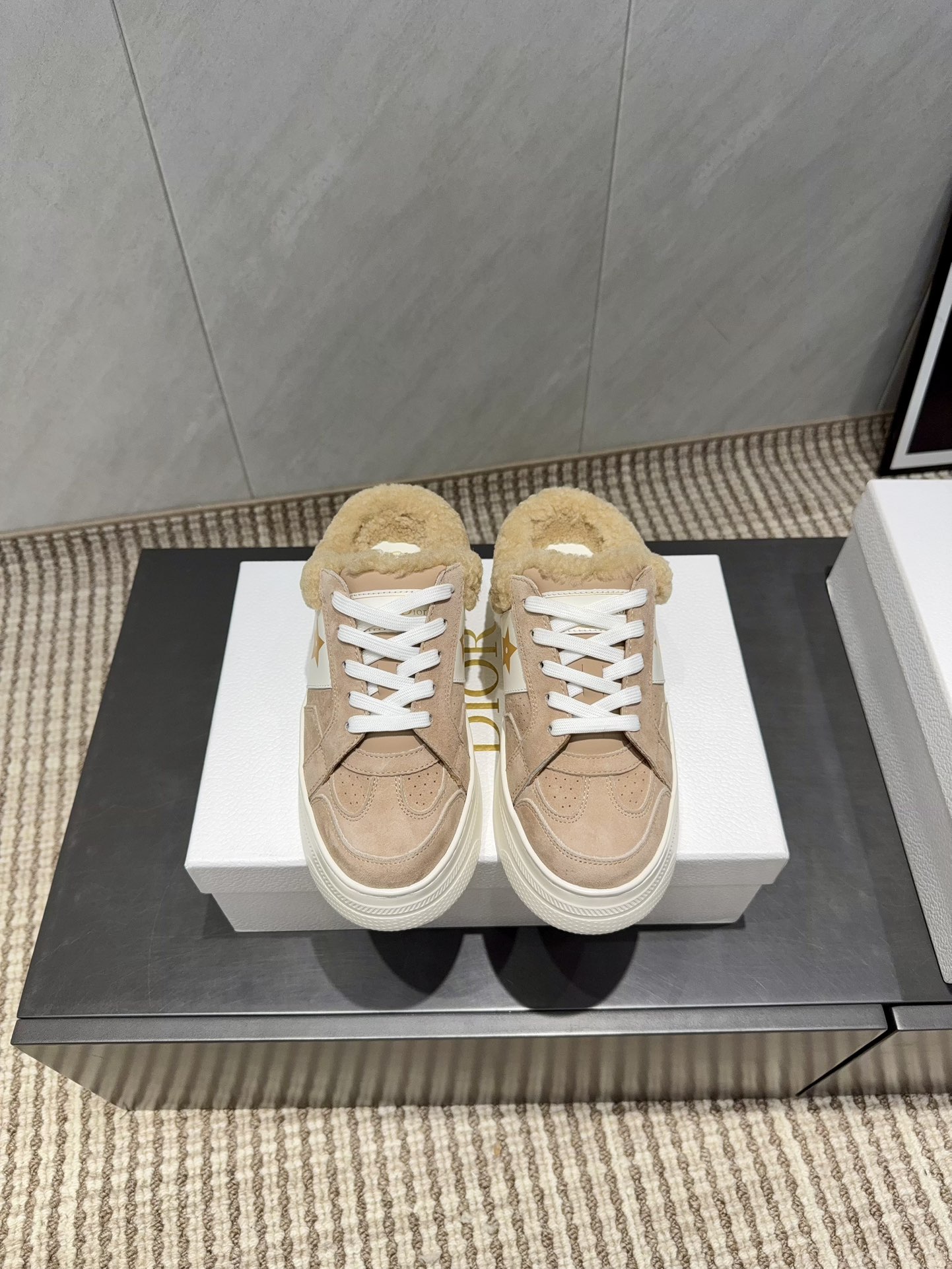 NO:612485,:Thick-soled Maoli 'Exclusive Top Version' D*ior2025vs the latest popular casual white shoe series in early autumn... [Pentagram Thick-soled Casual Shoes] This D*ior Star sneaker continues the timeless silhouette and is carefully made of white cow leather, so it will be particularly comfortable on the feet. It is decorated with tonal suede panels and metal stars to decorate the shoelace eyelets, which enhances the style. The style is light and matches 'Christian  D*ior' logo thin sole, suitable for all seasons, can be matched with all kinds of casual styles, adding the finishing touch, classic and super durable... Fabric: Original customized cowhide Lining: Original customized wool Foot: Original customized wool Outsole: Original open-molded TPU foam outsole Packaging: Original full set of packaging Code number: 35-39 (40.41 customization is not returnable) Color: Official website updated simultaneously, semi-motor fur shoes, sneakers, cowhide19860909:厚底毛里《独家顶级版本》 D*ior2025vs早秋最新爆款休闲小白鞋系列……【五角星厚底休闲鞋】 这款D*ior Star运动鞋延续经久不衰的轮廓,采用白色牛皮革精心制作,所以上脚会特别的舒服,饰以同色调绒面革镶片金属星星装饰鞋带孔眼,提升格调,款式轻盈搭配“Christian D*ior”标志薄鞋底,四季皆宜,可与各式休闲造型搭配,增添点睛之笔,经典超耐看…… 面料:原版定制牛皮 内里:原版定制羊毛 垫脚:原版定制羊毛 大底:原版开模TPU发泡大底 包装:原版全套包装 码数:35-39（40.41定制不退换） 颜色:官网同步更新,半拖毛毛鞋,sneakers,cowhide,Women's Shoes