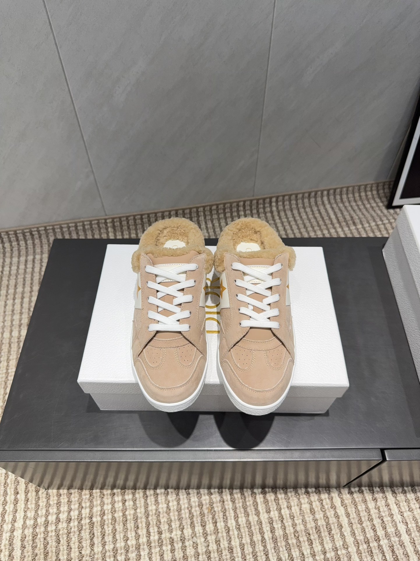 NO:612489,: Thin-soled Maoli 'Exclusive Top Version' D*ior2025vs the latest popular casual white shoe series in early autumn... [Pentagram Thin-soled Casual Shoes] This D*ior Star sneaker continues the timeless silhouette and is carefully made of white cow leather, so it will be particularly comfortable on the feet. It is decorated with tonal suede panels and metal stars to decorate the shoelace eyelets, which enhances the style. The style is light and matches 'Christian  D*ior' logo thin sole, suitable for all seasons, can be matched with all kinds of casual styles, adding the finishing touch, classic and super durable... Fabric: Original customized cowhide Lining: Original customized wool Foot: Original customized wool Outsole: Original open-molded TPU foam outsole Packaging: Original full set of packaging Code number: 35-39 (40.41 customization is not returnable) Color: Official website updated simultaneously, semi-motor fur shoes, sneakers, cowhide19860909:薄底毛里《独家顶级版本》 D*ior2025vs早秋最新爆款休闲小白鞋系列……【五角星薄底休闲鞋】 这款D*ior Star运动鞋延续经久不衰的轮廓,采用白色牛皮革精心制作,所以上脚会特别的舒服,饰以同色调绒面革镶片金属星星装饰鞋带孔眼,提升格调,款式轻盈搭配“Christian D*ior”标志薄鞋底,四季皆宜,可与各式休闲造型搭配,增添点睛之笔,经典超耐看…… 面料:原版定制牛皮 内里:原版定制羊毛 垫脚:原版定制羊毛 大底:原版开模TPU发泡大底 包装:原版全套包装 码数:35-39（40.41定制不退换） 颜色:官网同步更新,半拖毛毛鞋,sneakers,cowhide,Women's Shoes