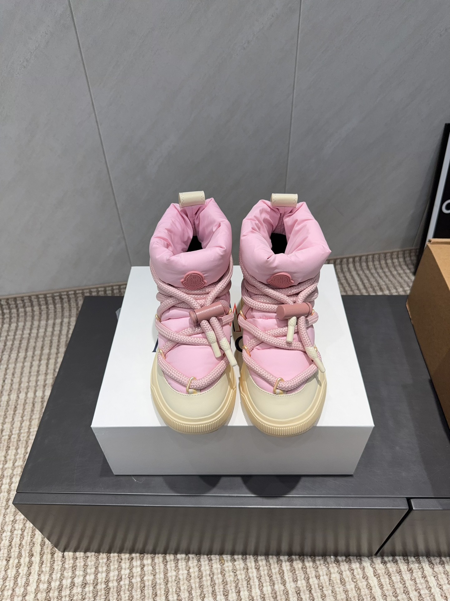 NO:695948,: Women's model 'Exclusive top version' MONCLER Mouth Mouth 2025 vs the latest winter snow boots series... [Round-toe thick-soled snow boots] MONCLER's new fur shoes are a trendy brand from the United States, a young brand that has quickly become popular in the international fashion industry. The style it strives to create. The warm structure of the fur shoes is equipped with Japanese style!  The shoes are not too heavy, and they are both beautiful and comfortable!  The fabric is original and customized cowhide down cloth, the lining is original and customized pure goose down, the feet are original and molded, the outsole is original molded TPU non-slip outsole, the size is 35-39 (40. Customized, non-returnable), the packaging is customized, the original full set of packaging, the color official website is updated simultaneously, snow boots, Moncler, boots, down jacket, cowhide19860909:女款 《独家顶级版本》 MONCLER蒙口2025vs冬季最新雪地靴系列……【圆头厚底雪地靴】  MONCLER新款毛毛鞋是来自美国的潮流品牌,迅速走红国际时装界的一个年轻品牌.所致力打造的风格.毛鞋的保暖性结构搭载日系风格！鞋子也不会很重,颜值与舒适度并存！ 面料原版定制牛皮羽绒布 内里原版定制纯鹅绒 垫脚原版定制成型 大底原版开模TPU防滑大底 码数35-39（40.定制不退换） 包装定制原版全套包装 颜色官网同步更新,雪地靴,Moncler,boots,down jacket,cowhide,Women's Shoes