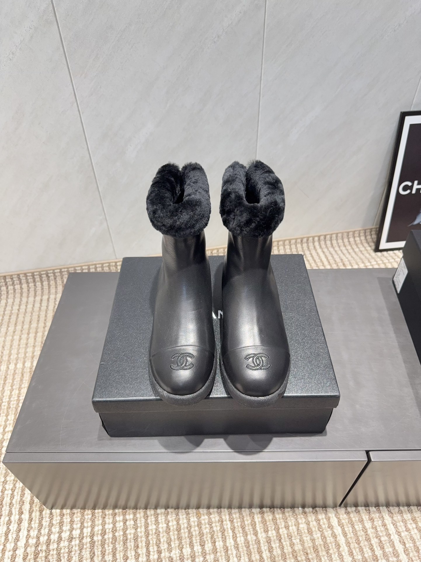 NO:695902,: 'Exclusive top version' CHANE* Xiaoxiang 25 vs the latest boots series in the autumn counter... [Round-toe thick-soled fur-lined short boots] Ms. Chanel loves simple and irresistible styles. The combination shows a unique dressing style, free mix and match to shine and follow the fashionable pace of Grandma Tongxiang!  !  !  The top-notch craftsmanship and texture are perfectly presented. No matter any details, you can compare them with the counters. You can enter and exit the counters at will with the best quality products!  !  Fabric: Original customized cowhide Lining: Original customized wool Feet: Original customized wool Outsole: Original molded foam sole Heel height: 3cm Size: 35-39 (40.41 customization is non-returnable) Packaging: Original full set of packaging Color: Official website updated simultaneously, semi-slip fur shoes, chanel, chanel, boots, cowhide19860909:《独家顶级版本》 CHANE*小香25vs秋季专柜最新靴子系列……【圆头厚底毛里短靴】 香奈儿女士钟爱简约又难以抗拒系 搭配展现与众不同的穿搭风格、自由混搭闪耀到位跟紧香奶奶时尚步伐！！！ 顶级工艺质感完美呈现,无论任何细节均可对比专柜,最好级别的顶级货,随意进出专柜！！ 面料:原版定制牛皮 内里:原版定制羊毛 垫脚:原版定制羊毛 大底:原版开模发泡成型底 跟高:3cm 码数:35-39（40.41定制不退换） 包装:原版全套包装 颜色:官网同步更新,半拖毛毛鞋,chanel,chanel,boots,cowhide,Women's Shoes