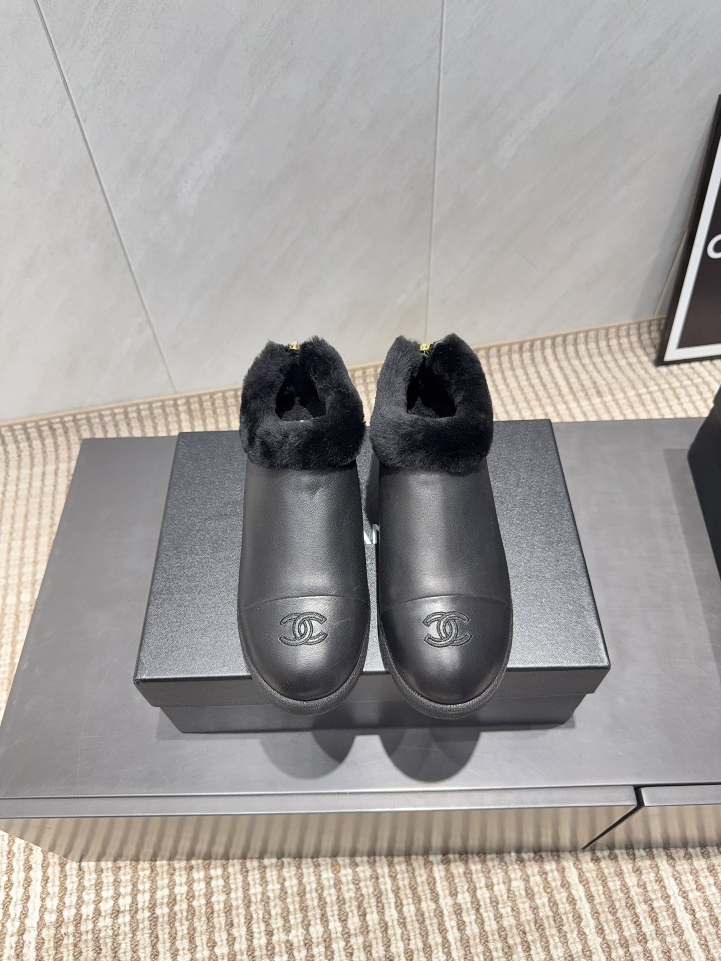 NO:695913,: 'Exclusive top version' CHANE* Xiaoxiang 25 vs the latest boots series in the autumn counter... [Round-toe thick-soled fur-lined short boots] Ms. Chanel loves simple and irresistible styles. The combination shows a unique dressing style, free mix and match to shine and follow the fashionable pace of Grandma Tongxiang!  !  !  The top-notch craftsmanship and texture are perfectly presented. No matter any details, you can compare them with the counters. You can enter and exit the counters at will with the best quality products!  !  Fabric: Original customized cowhide Lining: Original customized wool Feet: Original customized wool Outsole: Original molded foam sole Heel height: 3cm Size: 35-39 (40.41 customization is non-returnable) Packaging: Original full set of packaging Color: Official website updated simultaneously, semi-slip fur shoes, chanel, chanel, boots, cowhide19860909:《独家顶级版本》 CHANE*小香25vs秋季专柜最新靴子系列……【圆头厚底毛里短靴】 香奈儿女士钟爱简约又难以抗拒系 搭配展现与众不同的穿搭风格、自由混搭闪耀到位跟紧香奶奶时尚步伐！！！ 顶级工艺质感完美呈现,无论任何细节均可对比专柜,最好级别的顶级货,随意进出专柜！！ 面料:原版定制牛皮 内里:原版定制羊毛 垫脚:原版定制羊毛 大底:原版开模发泡成型底 跟高:3cm 码数:35-39（40.41定制不退换） 包装:原版全套包装 颜色:官网同步更新,半拖毛毛鞋,chanel,chanel,boots,cowhide,Women's Shoes