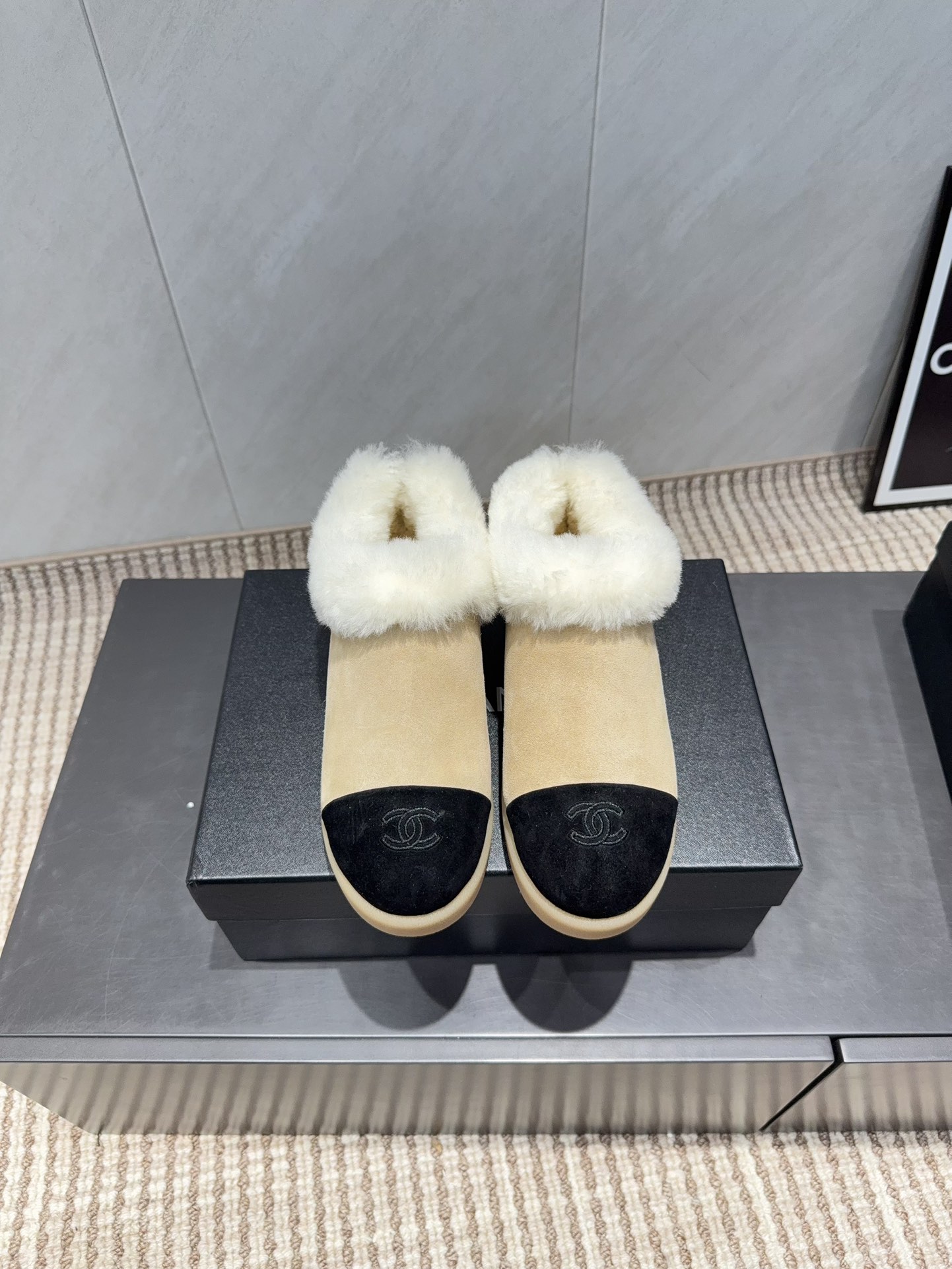 NO:695918,: 'Exclusive top version' CHANE* Xiaoxiang 25 vs the latest boots series in the autumn counter... [Round-toe thick-soled fur-lined short boots] Ms. Chanel loves simple and irresistible styles. The combination shows a unique dressing style, free mix and match to shine and follow the fashionable pace of Grandma Tongxiang!  !  !  The top-notch craftsmanship and texture are perfectly presented. No matter any details, you can compare them with the counters. You can enter and exit the counters at will with the best quality products!  !  Fabric: Original customized cow lining: Original customized wool Foot: Original customized wool Outsole: Original molded foam sole Heel height: 3cm Code number: 35-39 (40.41 customization is non-returnable) Packaging: Original full set of packaging Color: Official website updated simultaneously, half-slip fur shoes, chanel, chanel, boots19860909:《独家顶级版本》 CHANE*小香25vs秋季专柜最新靴子系列……【圆头厚底毛里短靴】 香奈儿女士钟爱简约又难以抗拒系 搭配展现与众不同的穿搭风格、自由混搭闪耀到位跟紧香奶奶时尚步伐！！！ 顶级工艺质感完美呈现,无论任何细节均可对比专柜,最好级别的顶级货,随意进出专柜！！ 面料:原版定制牛猄 内里:原版定制羊毛 垫脚:原版定制羊毛 大底:原版开模发泡成型底 跟高:3cm 码数:35-39（40.41定制不退换） 包装:原版全套包装 颜色:官网同步更新,半拖毛毛鞋,chanel,chanel,boots,Women's Shoes