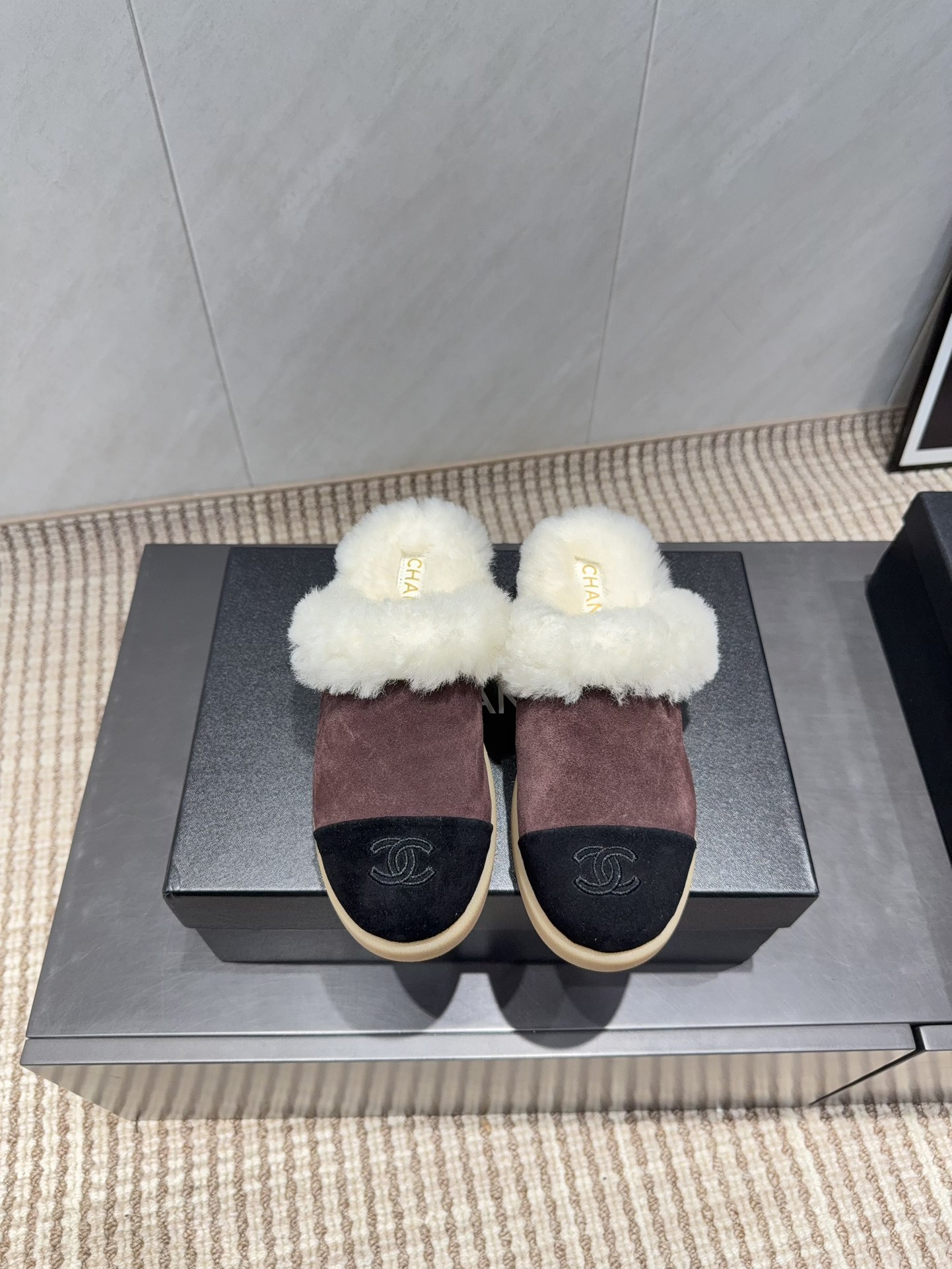 NO:695930,: 'Exclusive top version' CHANE* Xiaoxiang 25 vs the latest fur mop series in the autumn counter... [Round-head thick-soled fur mop] Ms. Chanel loves simple and irresistible style. The combination shows a unique dressing style, free mix and match to shine in place and follow the fashionable pace of Grandma Jinxiang!  !  !  The top-notch craftsmanship and texture are perfectly presented. No matter any details, you can compare them with the counters. You can enter and exit the counters at will with the best quality products!  !  Fabric: original customized cow lining: original customized wool Foot pad: original customized wool Outsole: original molded foam sole Heel height: 3cm Size: 35-39 (40.41 customization is non-returnable) Packaging: original full set of packaging Color: official website updated simultaneously, half-slip fur shoes, chanel, chanel19860909:《独家顶级版本》 CHANE*小香25vs秋季专柜最新毛拖系列……【圆头厚底毛拖】 香奈儿女士钟爱简约又难以抗拒系 搭配展现与众不同的穿搭风格、自由混搭闪耀到位跟紧香奶奶时尚步伐！！！ 顶级工艺质感完美呈现,无论任何细节均可对比专柜,最好级别的顶级货,随意进出专柜！！ 面料:原版定制牛猄 内里:原版定制羊毛 垫脚:原版定制羊毛 大底:原版开模发泡成型底 跟高:3cm 码数:35-39（40.41定制不退换） 包装:原版全套包装 颜色:官网同步更新,半拖毛毛鞋,chanel,chanel,Women's Shoes