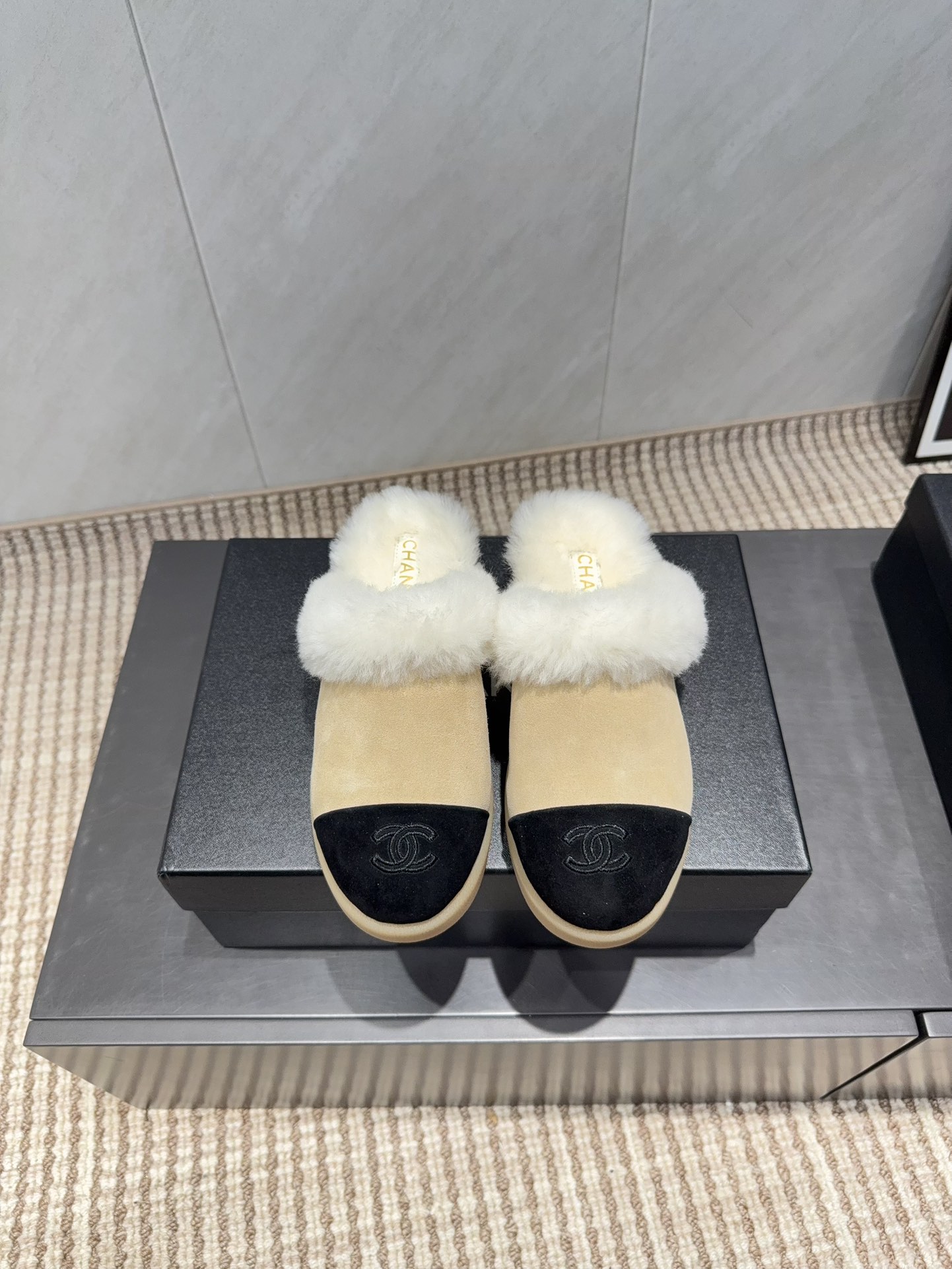 NO:695939,: 'Exclusive top version' CHANE* Xiaoxiang 25 vs the latest fur mop series in the autumn counter... [Round-head thick-soled fur mop] Ms. Chanel loves simple and irresistible style. The combination shows a unique dressing style, free mix and match to shine in place and follow the fashionable pace of Grandma Jinxiang!  !  !  The top-notch craftsmanship and texture are perfectly presented. No matter any details, you can compare them with the counters. You can enter and exit the counters at will with the best quality products!  !  Fabric: Original customized cowhide Lining: Original customized wool Feet: Original customized wool Outsole: Original molded foam sole Heel height: 3cm Size: 35-39 (40.41 customization is non-returnable) Packaging: Original full set of packaging Color: Official website updated simultaneously, semi-muffled fur shoes, chanel, chanel, cowhide19860909:《独家顶级版本》 CHANE*小香25vs秋季专柜最新毛拖系列……【圆头厚底毛拖】 香奈儿女士钟爱简约又难以抗拒系 搭配展现与众不同的穿搭风格、自由混搭闪耀到位跟紧香奶奶时尚步伐！！！ 顶级工艺质感完美呈现,无论任何细节均可对比专柜,最好级别的顶级货,随意进出专柜！！ 面料:原版定制牛皮 内里:原版定制羊毛 垫脚:原版定制羊毛 大底:原版开模发泡成型底 跟高:3cm 码数:35-39（40.41定制不退换） 包装:原版全套包装 颜色:官网同步更新,半拖毛毛鞋,chanel,chanel,cowhide,Women's Shoes