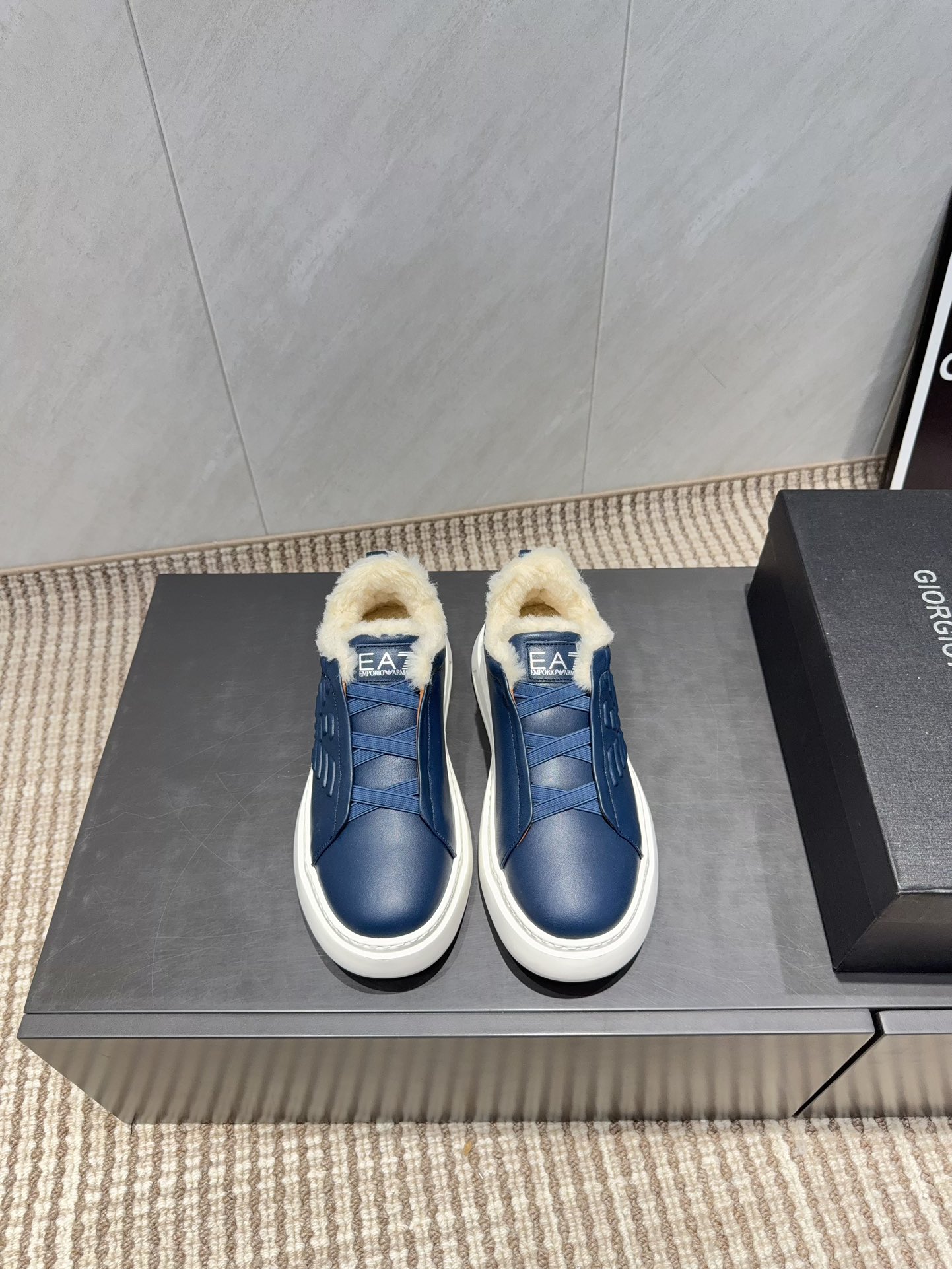 NO:695898,: Men's Maoli 'Exclusive top version' EMPORIO ARMANI Armani EA7 VS casual sports shoes.. [Men's Maoli casual shoes] Original purchase, development and production. This EA7 casual sports shoe uses an embossed Eagle logo on the side of the shoe to give a personalized interpretation of the brand. The sports style fashion not only inspires daily clothing, but its selection of materials and details also affects the design of the shoes. Exquisite packaging at the delivery counter. Fabric: Original customized cowhide  Lining: Original customized wool Foot: Original customized wool Outsole: Original open-molded foam bottom Size: 39-44 (Male 38.45. Customized and non-returnable) Packaging: Customized original full set of packaging Color: Official website updated simultaneously, casual shoes/sports shoes, armani, armani, sneakers, cowhide19860909:男款毛里 《独家顶级版本》 EMPORIO ARMANI阿玛尼 EA7 VS 休闲运动鞋..【男款毛里休闲鞋】 原版购入开发 做货 此款 EA7 休闲运动鞋在鞋侧面采用压花大鹰标LOGO,予以品牌感个性化诠释,运动风时尚不仅为日常服装赋予灵感,其甄选材质和细节亦影响了鞋履的设计 配送专柜精美包装 面料:原版定制牛皮 内里:原版定制羊毛 垫脚:原版定制羊毛 大底:原版开模发泡成型底 码数:39-44（男38.45.定制不退换） 包装:定制原版全套包装 颜色:官网同步更新,休闲鞋/运动鞋,armani,armani,sneakers,cowhide,Women's Shoes