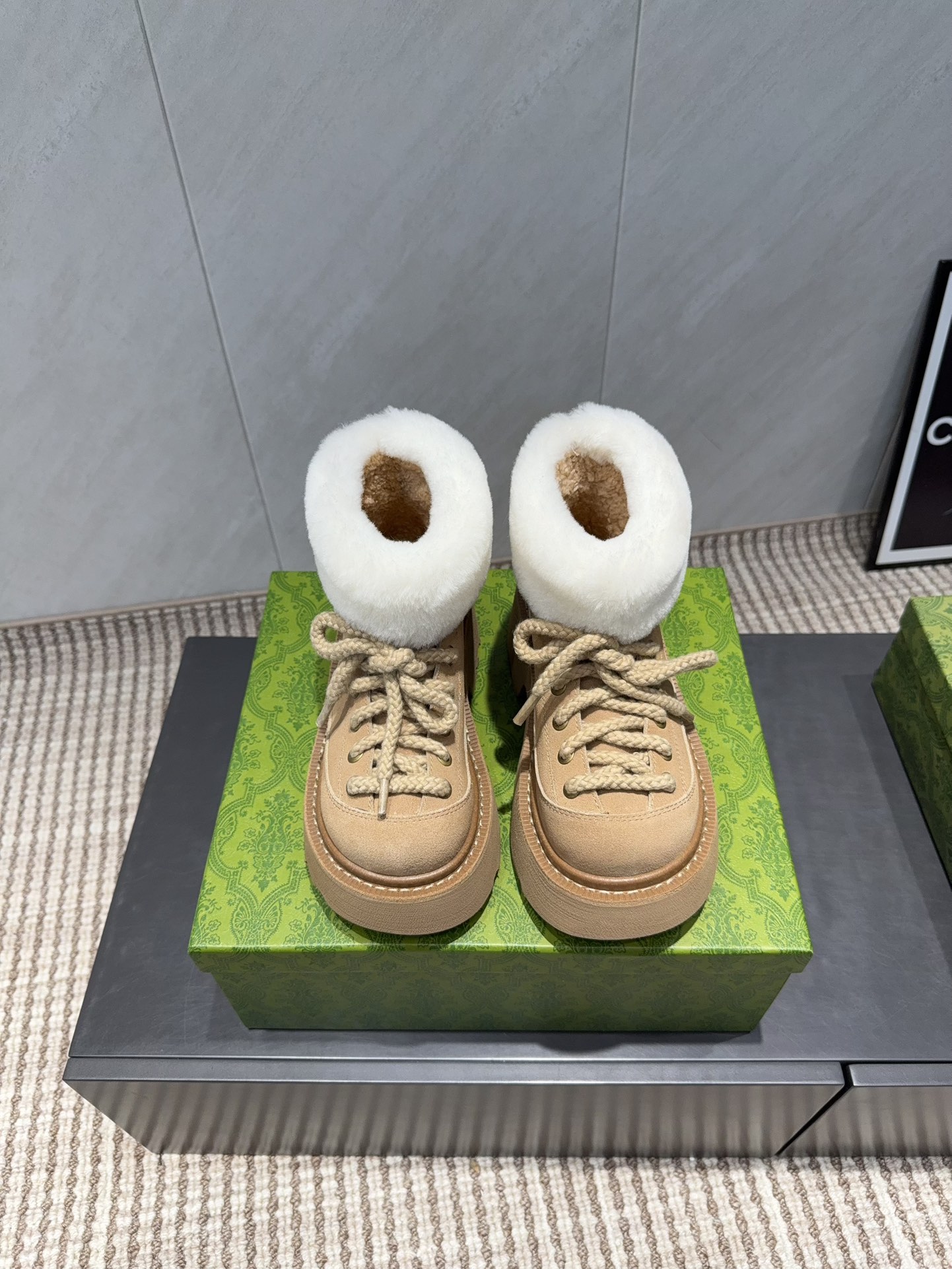 NO:669353,: 'Exclusive top version' EFG niche 25vs the latest snow boots series in the autumn counter... [Round-toe platform snow boots] EFG trendy brand ladies love simple and irresistible styles. The combination shows a unique dressing style, free mix and match to shine in place and follow the fashionable steps of the tight-flavored grandma!  !  !  The top-notch craftsmanship and texture are perfectly presented. No matter any details, you can compare them with the counters. You can enter and exit the counters at will with the best quality goods!  !  Fabric: Original customized cow lining: Original customized wool Foot: Original customized wool Outsole: Original molded foam sole Heel height: 3cm Code number: 35-39 (40.41 customization is non-returnable) Packaging: Original full set of packaging Color: Official website updated simultaneously, snow boots, boots19860909:《独家顶级版本》  EFG小众25vs秋季专柜最新雪地靴系列……【圆头松糕雪地靴】 EFG潮牌女士钟爱简约又难以抗拒系 搭配展现与众不同的穿搭风格、自由混搭闪耀到位跟紧香奶奶时尚步伐！！！ 顶级工艺质感完美呈现,无论任何细节均可对比专柜,最好级别的顶级货,随意进出专柜！！ 面料:原版定制牛猄 内里:原版定制羊毛 垫脚:原版定制羊毛 大底:原版开模发泡成型底 跟高:3cm 码数:35-39（40.41定制不退换） 包装:原版全套包装 颜色:官网同步更新,雪地靴,boots,Women's Shoes