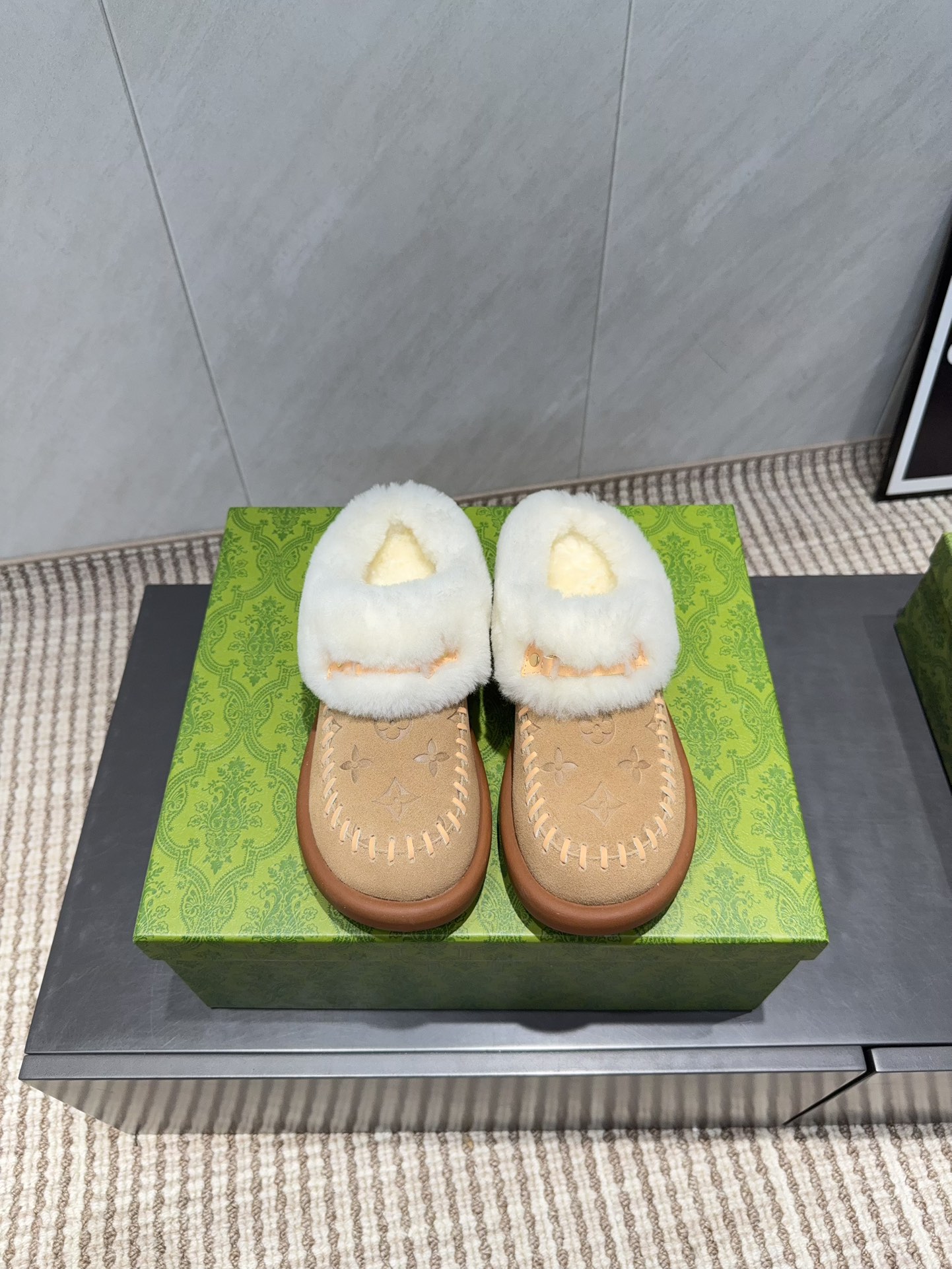 NO:669351,: 'Exclusive top version' EFG niche 25vs autumn counter's latest casual series... [Round-toe embossed fur casual shoes] EFG trendy brand ladies love simplicity and irresistibility. The combination shows a unique dressing style, free mix and match to shine in place and follow the fashionable steps of the tight-flavored grandma!  !  !  The top-notch craftsmanship and texture are perfectly presented. No matter any details, you can compare them with the counters. You can enter and exit the counters at will with the best quality goods!  !  Fabric: Original customized cow embossing process Lining: Original customized wool Foot: Original customized wool Outsole: Original molded foam sole Heel height: 3cm Size: 35-39 (40.41 customization is non-refundable) Packaging: Original full set of packaging Color: Official website updated simultaneously, snow boots, boots19860909:《独家顶级版本》  EFG小众25vs秋季专柜最新休闲系列……【圆头压花毛里休闲鞋】 EFG潮牌女士钟爱简约又难以抗拒系 搭配展现与众不同的穿搭风格、自由混搭闪耀到位跟紧香奶奶时尚步伐！！！ 顶级工艺质感完美呈现,无论任何细节均可对比专柜,最好级别的顶级货,随意进出专柜！！ 面料:原版定制牛猄压花工艺 内里:原版定制羊毛 垫脚:原版定制羊毛 大底:原版开模发泡成型底 跟高:3cm 码数:35-39（40.41定制不退换） 包装:原版全套包装 颜色:官网同步更新,雪地靴,boots,Women's Shoes