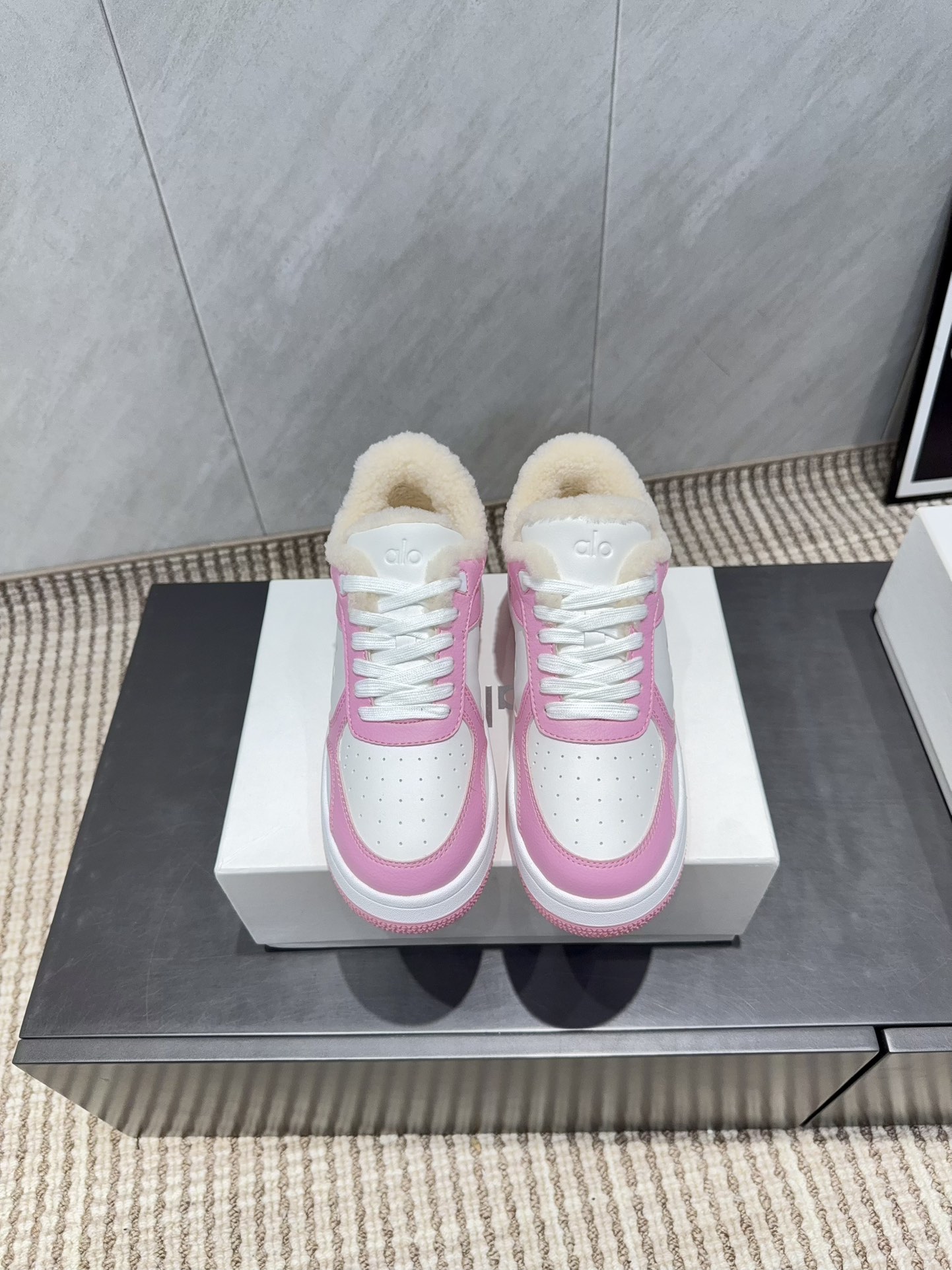 NO:695895,: Maoli 'Exclusive top version' Alo Yoga niche trendy brand 25 vs autumn new Maoli casual series... [Color-blocking Maoli casual shoes] The original version is better in comfort and wrapping. It is full of personality and easy to match with various styles of clothes... The fabric is original custom cowhide, the lining is original custom wool, the feet are original custom wool, the outsole is original open mold two-color molding sole, the bottom thickness is 3cm, the original packaging is complete, and the code number is 35-39 (customized code 40 is not returnable)  The color official website is updated simultaneously, casual shoes/sports shoes, fur shoes, sneakers, cowhide19860909:毛里 《独家顶级版本》 Alo Yoga小众潮牌25vs秋季新款毛里休闲系列……【拼色毛里休闲鞋】 原版一比一打造舒适度、包裹性都比较好.个性十足,很好驾驭各种风格衣服搭配…… 面料原版定制牛皮 内里原版定制羊毛 垫脚原版定制羊毛 大底原版开模双色成型底 底厚3cm 包装原版全套包装, 码数35-39（40码定制不退换） 颜色官网同步更新,休闲鞋/运动鞋毛毛鞋,sneakers,cowhide,Women's Shoes