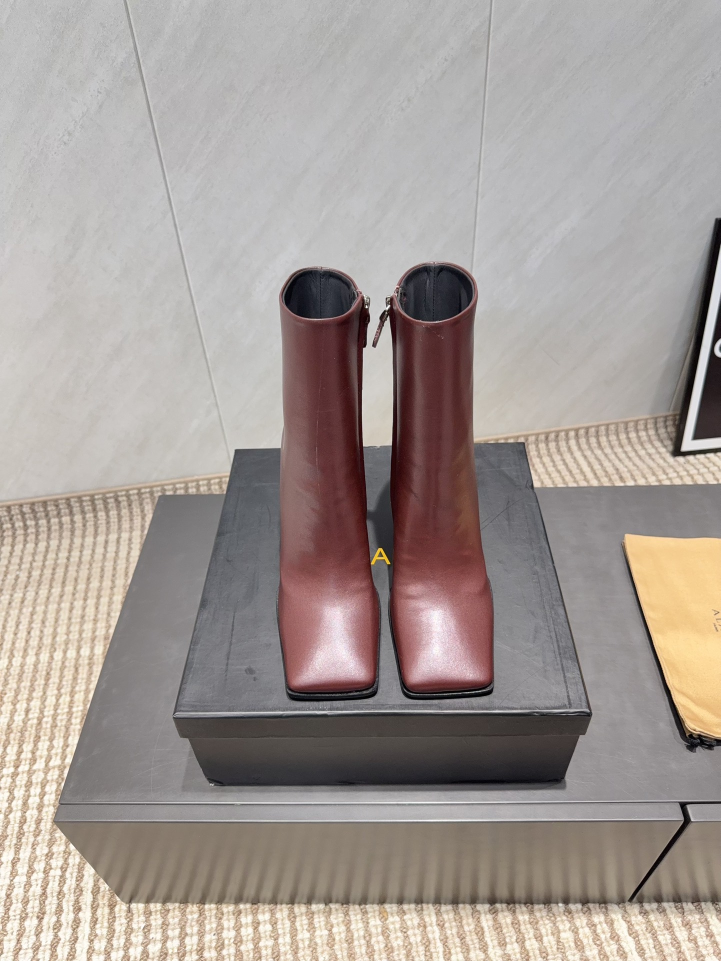 NO:695887,: 'Exclusive top version' SAIN*T LAUREN*T Saint Laurent* Lan 2025/ Early autumn new high-heeled boots series!  Purchasing agent level [Square toe high-heeled short boots] This pair of high-heeled short boots is definitely a dark horse player. They are very good-looking and are popular among Internet celebrity bloggers. They are especially popular among goddesses. Especially this square toe series is simply intoxicating. Super beautiful~ It is super bright in any light. It is really sparkling and attractive. The toe adopts the original one-to-one custom square toe, showing the golden code of the Yves Saint Laurent brand. Go material. Fabric: original custom cowhide. Lining: original custom sheepskin.  Foot pads: original customized sheepskin soles: original customized genuine leather soles Heel height: 10cm Size: 35-39 (40 customizations are non-returnable) Packaging: original full set of packaging Color: official website updated simultaneously, boots and sandals, saint laurent, saint laurent, sandals, boots, cowhide, sheepskin19860909:《独家顶级版本》 SAIN*T LAUREN*T圣罗*兰2025/ 早秋新品高跟靴子系列！代购级别【方头高跟短靴】 这双高跟短靴绝对是黑马选手 颜值超高 网红博主火爆追捧 特让女神们心动 特别是这种方头系列 简直是中毒的节奏 超美～ 随便一个光线都超级亮眼 真是闪闪惹人爱上鞋头采用原版一比一定制方头,展现出圣罗兰品牌的金典  Go 材质 面料:原版定制牛皮 内里:原版定制羊皮 垫脚:原版定制羊皮 鞋底:原版定制真皮底 跟高:10cm 码数:35-39（40定制不退货） 包装:原版全套包装 颜色:官网同步更新,靴子凉鞋,saint laurent,saint laurent,sandals,boots,cowhide,sheepskin,Women's Shoes