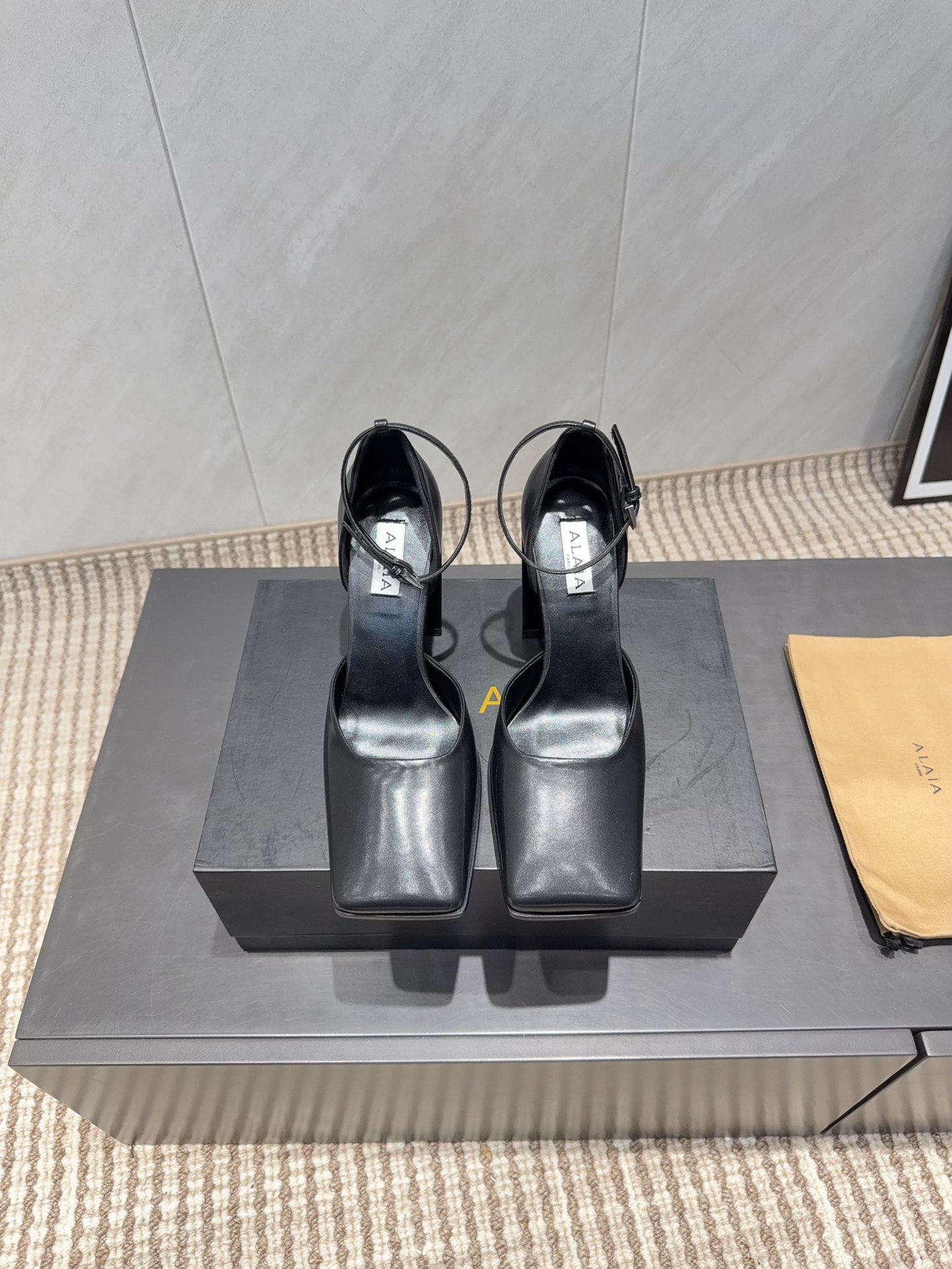 NO:695890,: 'Exclusive top version' SAIN*T LAUREN*T Saint Laurent* Lan 2025/ Early autumn new high-heeled shoes series!  Purchasing agent level [Square toe high-heeled shoes] This pair of high-heeled short boots is definitely a dark horse player. They are very good-looking and are popular among Internet celebrity bloggers. They are especially popular among goddesses. Especially this square-toe series is simply intoxicating. Super beautiful~ It is super bright in any light. It is really sparkling and attractive. The toe adopts the original one-to-one customized square toe, showing the golden classic of the Yves Saint Laurent brand. Go material. Fabric: original customized cowhide. Lining: original customized sheepskin.  Foot pads: original customized sheepskin soles: original customized genuine leather soles Heel height: 10cm Size: 35-39 (40 customizations are non-returnable) Packaging: original full set of packaging Color: official website updated simultaneously, boots and sandals, saint laurent, saint laurent, sandals, boots, cowhide, sheepskin19860909:《独家顶级版本》 SAIN*T LAUREN*T圣罗*兰2025/ 早秋新品高跟单鞋系列！代购级别【方头高跟单鞋】 这双高跟短靴绝对是黑马选手 颜值超高 网红博主火爆追捧 特让女神们心动 特别是这种方头系列 简直是中毒的节奏 超美～ 随便一个光线都超级亮眼 真是闪闪惹人爱上鞋头采用原版一比一定制方头,展现出圣罗兰品牌的金典  Go 材质 面料:原版定制牛皮 内里:原版定制羊皮 垫脚:原版定制羊皮 鞋底:原版定制真皮底 跟高:10cm 码数:35-39（40定制不退货） 包装:原版全套包装 颜色:官网同步更新,靴子凉鞋,saint laurent,saint laurent,sandals,boots,cowhide,sheepskin,Women's Shoes