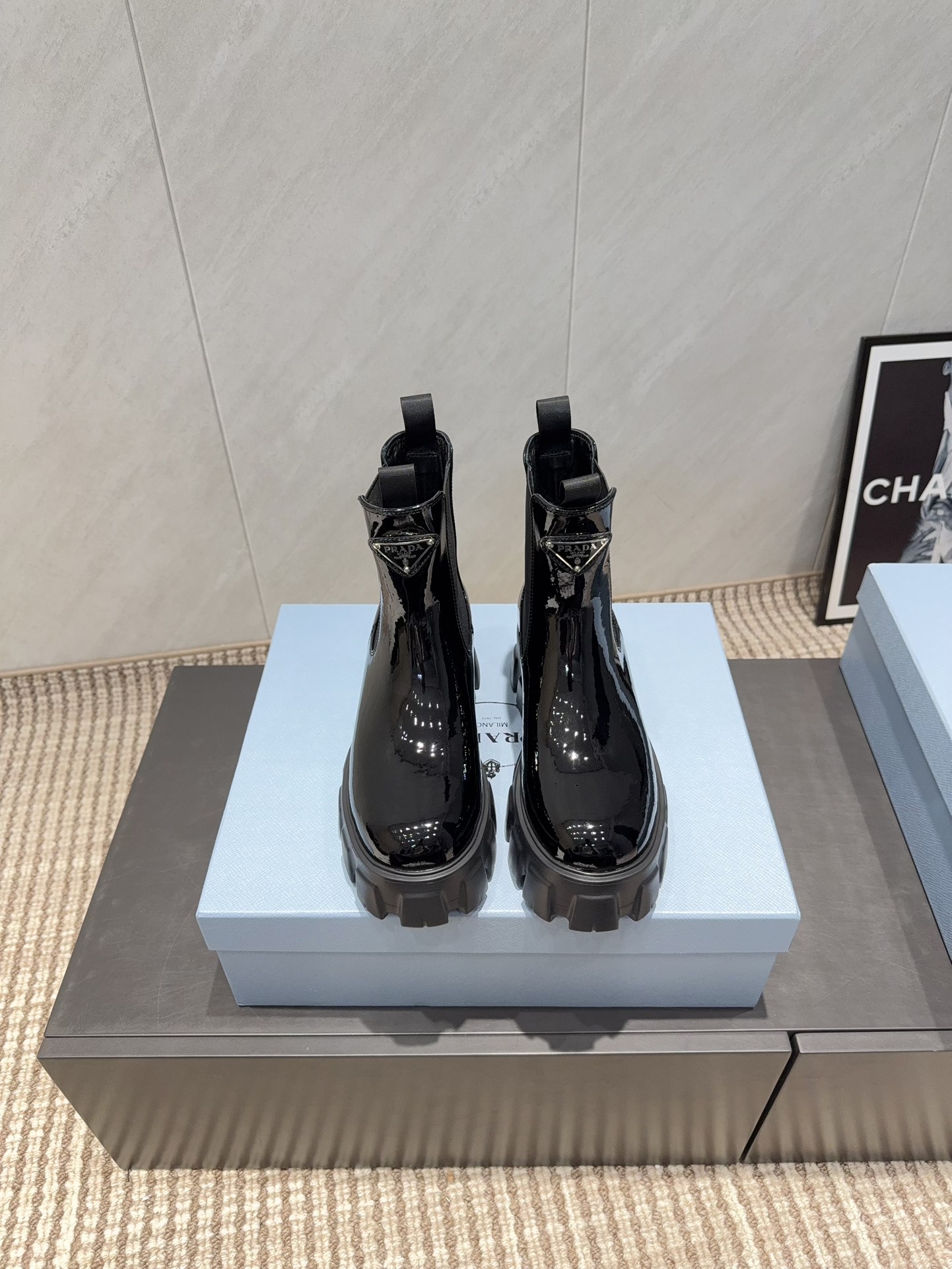 NO:695878,: Men and women 'Exclusive top version' PRAD*A2025 vs early autumn classic boots series...[Thick-soled short boots for couples] The new arrival of this thick-soled short boots has a high export rate in European and American street photos. It is also very popular on Instagram. I have adjusted the last for a month to keep the smoothness of the overall line consistent with the original version. It is really attractive. I believe women with taste will fall in love with it. The PRAD*A series will never disappoint, the goddess's weapon... Fabric: Original custom patent leather  Lining: Original customized sheepskin Foot: Original customized sheepskin Outsole: Original molded combination outsole Heel height: 5cm Size: 35-44 (41 for women, 45 for men, custom-made and non-returnable) Packaging: Original full set of packaging Color: Official website updated simultaneously, boots, prada, boots, sheepskin19860909:女男《独家顶级版本》 PRAD*A2025vs早秋经典靴子系列……【情侣厚底短靴】 新款上架这款厚底在欧美街拍中出境率超高,ins也是火了一把,调鞋楦都调了一个月整体线条流畅性保持跟原版一致,真的太有魅力了,我相信有品味的女人会看上它,PRAD*A系列一向不会令人失望,女神的利器…… 面料:原版定制漆皮 内里:原版定制羊皮 垫脚:原版定制羊皮 大底:原版开模组合大底 跟高:5cm 码数:35-44（女41.男45定做不退换） 包装:原版全套包装 颜色:官网同步更新,靴子,prada,boots,sheepskin,Women's Shoes