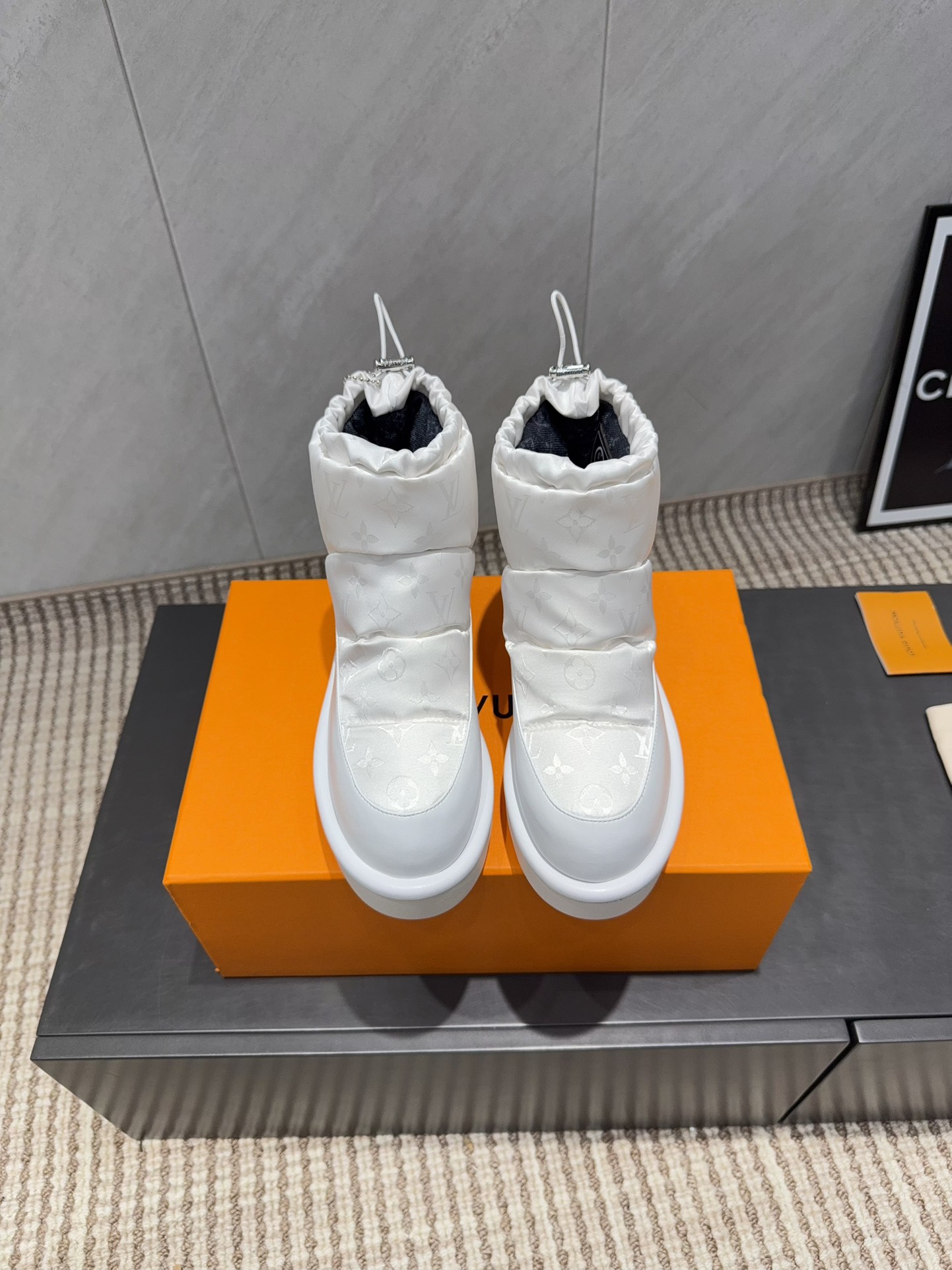 NO:695865,: 'Exclusive top version' Autumn and winter L*V Louis Vuitton 2025 vs autumn and winter official website latest catwalk snow boots series is now on the market... [Round-toe thick-soled down snow boots] The super luxury style subverts the design of traditional snow boots, giving a new interpretation of the concept of down, personality trend, leading fashion... Fabric: Original custom leopard print velvet presbyopic leather Lining: Original custom imported pure down filling Feet: Original custom injection molding pad  Outsole: original molded rubber foam outsole Packaging: original full set of packaging Code number: 35-39 (40.41.42 customization is not returnable) Color: official website updated simultaneously, snow boots, louis vuitton, louis vuitton, louis vuitton, boots, down jacket19860909:《独家顶级版本》 秋冬L*V路易威登驴家2025vs秋冬官网最新走秀雪地靴系列火爆上市……【圆头厚底羽绒雪地靴】 超级豪刊的款式颠覆了传统雪地靴的设计 将羽绒的概念进行了全新的演绎 个性潮流 引领时尚…… 面料:原版定制豹纹绒布老花皮料 内里:原版定制进口填充纯羽绒 垫脚:原版定制注塑成型垫 大底:原版开模橡胶发泡大底 包装:原版全套包装 码数:35-39（40.41.42定制不退换） 颜色:官网同步更新,雪地靴,louis vuitton,louis vuitton,louis vuitton,boots,down jacket,Women's Shoes