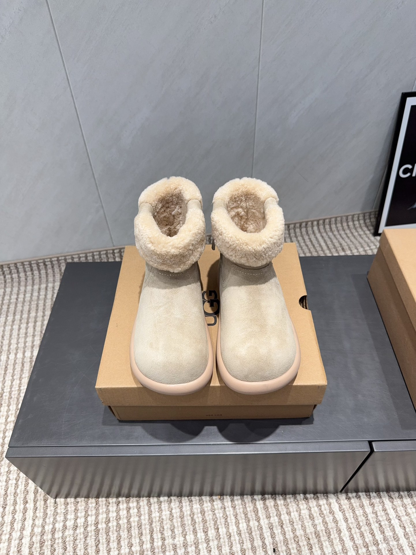 NO:695869,: 'Exclusive top version' UGG~25vs autumn and winter popular platform thick-soled snow boots series... [Round-toe thick-soled snow boots] A shoe that will not clash with clothes, simple partition design with spotted outsole, silk curly upper, a must-have for autumn and winter, can be worn with any pants or skirt, very comfortable and good-looking on the feet... Fabric: Original custom-made cow lining: Original custom-made wool Foot pads: Original custom-made wool Outsole: Original open-molded wear-resistant molded sole  Code number: 35-39 (40 customized) Packaging: Original full set of packaging Color: Official website updated simultaneously, snow boots, boots, skirts, real silk19860909:《独家顶级版本》 UGG~25vs秋冬爆款松糕厚底雪地靴系列……【圆头厚底雪地靴】 一款不会撞衫的鞋子、简约的隔板设计上斑点的大底、鞋面真丝卷毛、秋冬季必备款、无论什么裤子裙子都能驾驭、上脚非常舒适好看…… 面料:原版定制牛猄 内里:原版定制羊毛 垫脚:原版定制羊毛 大底:原版开模耐磨成型底 码数:35-39（40定制） 包装:原版全套包装 颜色:官网同步更新,雪地靴,boots,skirts,real silk,Women's Shoes