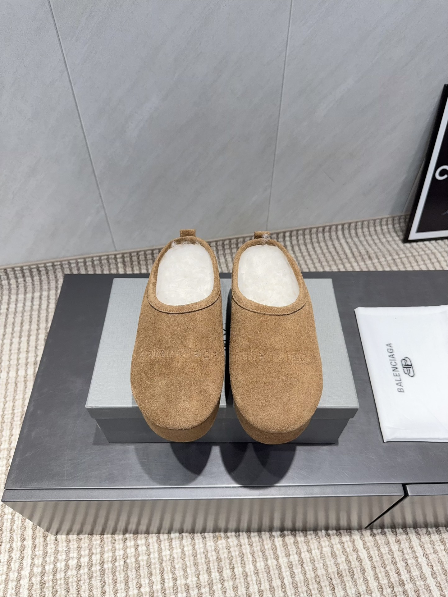 NO:695864,: 'Exclusive top version' Balenciaga Balenciaga 25 vs the latest hot-selling mop series in early autumn... [Thick-soled muffs] Original purchase and development, one-to-one production Balenciaga. The overall shoe shape draws on the creative ideas of Balenciaga Track and Balenciaga Runner. It is equivalent to removing the outer frame of the Track shoe body. At the same time, it inherits the streamlined shape of Runner and the beach Velcro process, which is used as a concave shape... Fabric: Original customized cowhide  Lining: original customized lamb wool Foot: original customized lamb wool Outsole: original molded non-slip wear-resistant sole Code number: 35-39 (customized 40) Packaging: original full set of packaging Color: official website updated simultaneously, semi-slip fur shoes, balenciaga, balenciaga19860909:《独家顶级版本》  Balenciaga巴黎世家25vs早秋最新爆款毛拖系列……【松糕厚底毛拖】 原版购入开发,一比一做货Balenciaga 整体鞋型汲取了Balenciaga Track和Balenciaga Runner两款鞋型的创作思路 相当于把 Track鞋身的外框拆了下来 同时继承了 Runner的流线造型和沙滩魔术贴工艺,用作凹造型…… 面料:原版定制牛猄 内里:原版定制羊羔毛 垫脚:原版定制羊羔毛 大底:原版开模防滑耐磨底 码数:35-39（40定制） 包装:原版全套包装 颜色:官网同步更新,半拖毛毛鞋,balenciaga,balenciaga,Women's Shoes