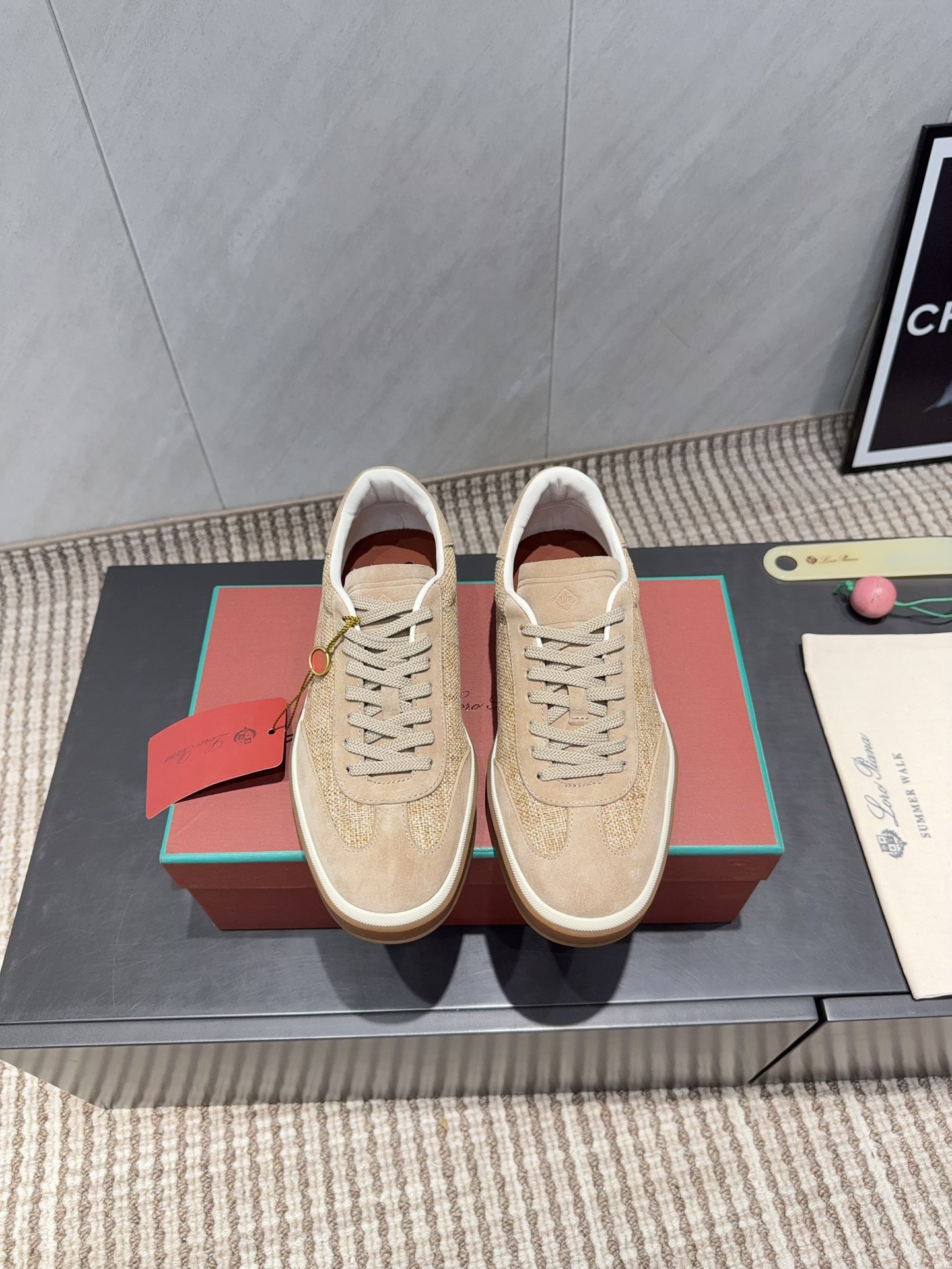 NO:695879,: Men's 'Exclusive Top Version' Lor*Pian*25 vs the latest men's casual shoe series in autumn... [Men's Retro Moral Casual Shoes] - Italian high-end brand Loro Piana was founded on April 24, 2019. It is Italy's top luxury brand, started with cashmere. It comes from Italy and pursues quality and craftsmanship, integrating innovative technology and Italian traditional style. This brand has always been very low-key, but it should be considered a dad-level presence in luxury goods!  Fabric: Original custom cashmere custom fabric color matching Lining: Original custom water-dyed cowhide Foot: Original custom water-dyed cowhide Outsole: Original wear-resistant high-elastic beef tendon outsole Size: Male 39-44 (Male 38.45. Customized non-returnable) Packaging: Fully upgraded packaging Color: Official website updated simultaneously, casual shoes/sports shoes, loro piana, sneakers, cowhide19860909:男款《独家顶级版本》 Lor*Pian*25vs秋季最新男款休闲鞋系列……【男士复古德训休闲鞋】 ——意大利高级品牌Loro Piana创立于194月24日,是意大利顶级奢侈品牌,以羊绒起家, 来自意大利的它追求质量和手工,融创新技术与意大利传统风格为一体.这个牌子一直很低调,但是在奢侈品里应该也算是爸爸级的存在！ 面料:原版定制羊绒定制布料拼色 内里:原版定制水染牛皮 垫脚:原版定制水染牛皮 大底:原版耐磨高弹牛筋大底 码数:男39-44（男38.45.定制不退换） 包装:全面升级包装 颜色:官网同步更新,休闲鞋/运动鞋,loro piana,sneakers,cowhide,Women's Shoes