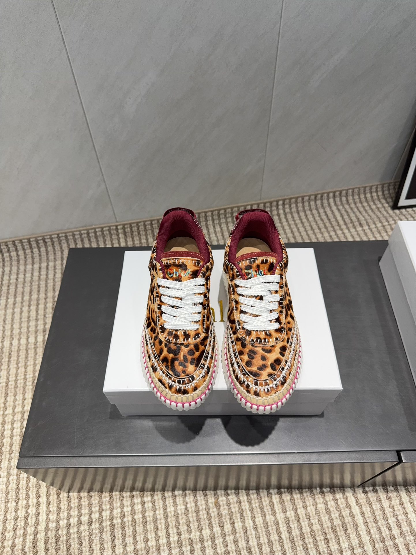 NO:695881,: 'Exclusive top version' ChIoe Chloe 2025 vs autumn's latest popular casual series... [Color-blocked thick-soled casual shoes] Original soles, all hand-threaded, all positions are just right, Internet celebrity hot model, top leisure vacation series. Big coffee and Internet celebrities unanimously pursue this style, and it was once out of stock. It is an indispensable single-piece slipper in midsummer, which is very attractive and fashionable sports style. Show your elegance, lightness, slimming, and white feet in your way...  Fabric: Original customized horse hair color matching process Lining: Original customized sheepskin Foot pads: Original customized sheepskin Outsole: Original open mold foaming sole Packaging: Original full set of packaging Code number: 35-39 (40.41. Customization is non-returnable) Color: Official website updated simultaneously, casual shoes/sports shoes, sneakers, slippers, sheepskin19860909:《独家顶级版本》 ChIoe克洛伊2025vs秋季最新休闲爆款系列……【拼色厚底休闲鞋】  原版鞋底,全手工穿线,所有的位置刚刚好 ,网红爆款,顶级休闲度假系列 大咖网红一致追求此款,更是断货一度难求 盛夏不可缺少的单品拖鞋,上脚极具吸引时髦运动风尚,以你的方式彰显你的优雅、轻便、显瘦、显脚白… 面料:原版定制马毛拼色工艺 内里:原版定制羊皮 垫脚:原版定制羊皮 大底:原版开模发泡成型底 包装:原版全套包装 码数:35-39（40.41.定制不退换） 颜色:官网同步更新,休闲鞋/运动鞋,sneakers,slippers,sheepskin,Women's Shoes