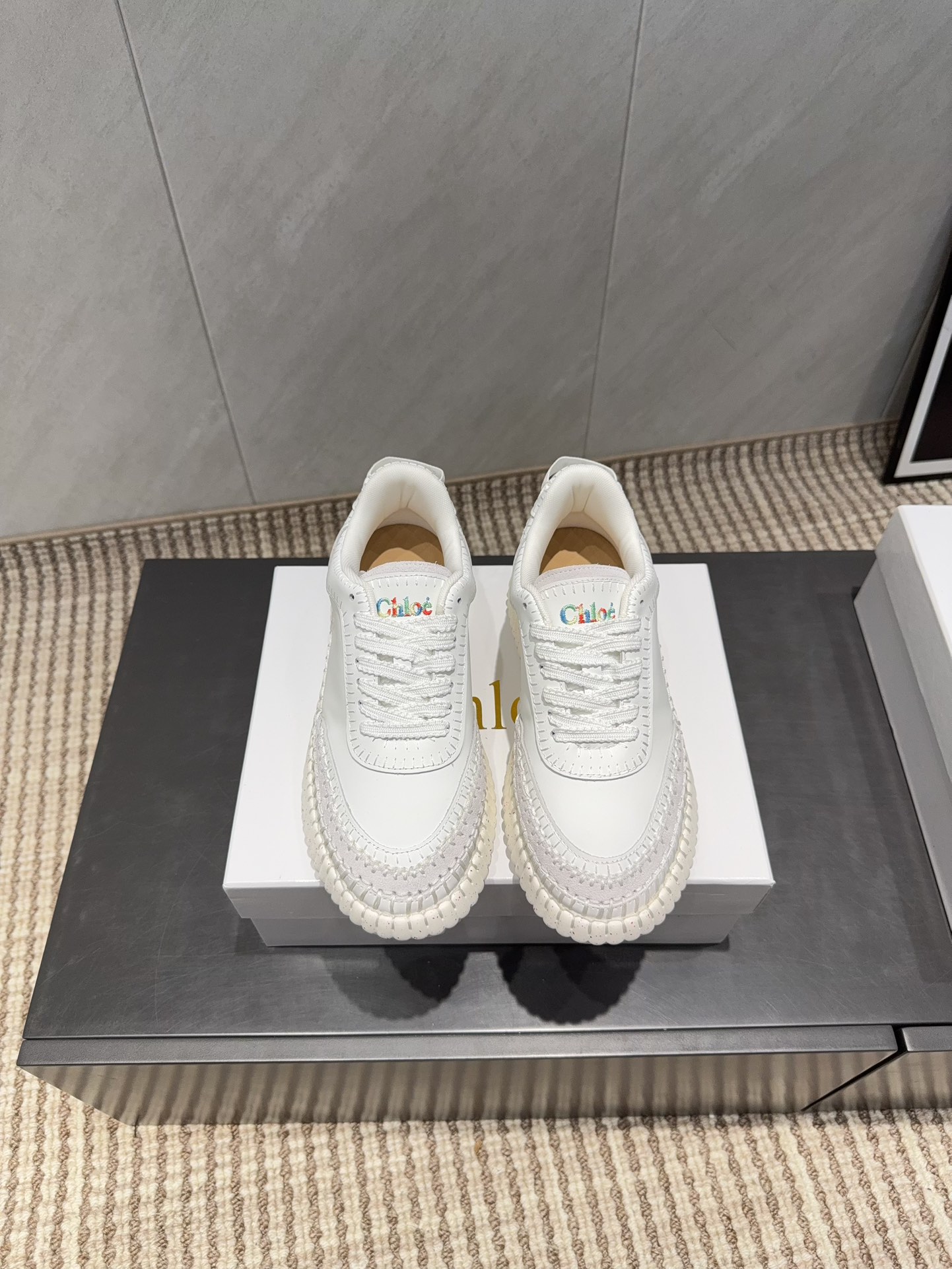 NO:695885,: 'Exclusive top version' ChIoe Chloe 2025 vs autumn's latest popular casual series... [Color-blocked thick-soled casual shoes] Original soles, all hand-threaded, all positions are just right, Internet celebrity hot model, top leisure vacation series. Big coffee and Internet celebrities unanimously pursue this style, and it was once out of stock. It is an indispensable single-piece slipper in midsummer, which is very attractive and fashionable sports style. Show your elegance, lightness, slimming, and white feet in your way...  Fabric: Original customized cowhide color matching process Lining: Original customized sheepskin Foot pads: Original customized sheepskin Outsole: Original open mold foaming sole Packaging: Original full set of packaging Code number: 35-39 (40.41. Customization is non-refundable) Color: Official website updated simultaneously, casual shoes/sports shoes, sneakers, slippers, cowhide, sheepskin19860909:《独家顶级版本》 ChIoe克洛伊2025vs秋季最新休闲爆款系列……【拼色厚底休闲鞋】  原版鞋底,全手工穿线,所有的位置刚刚好 ,网红爆款,顶级休闲度假系列 大咖网红一致追求此款,更是断货一度难求 盛夏不可缺少的单品拖鞋,上脚极具吸引时髦运动风尚,以你的方式彰显你的优雅、轻便、显瘦、显脚白… 面料:原版定制牛皮拼色工艺 内里:原版定制羊皮 垫脚:原版定制羊皮 大底:原版开模发泡成型底 包装:原版全套包装 码数:35-39（40.41.定制不退换） 颜色:官网同步更新,休闲鞋/运动鞋,sneakers,slippers,cowhide,sheepskin,Women's Shoes