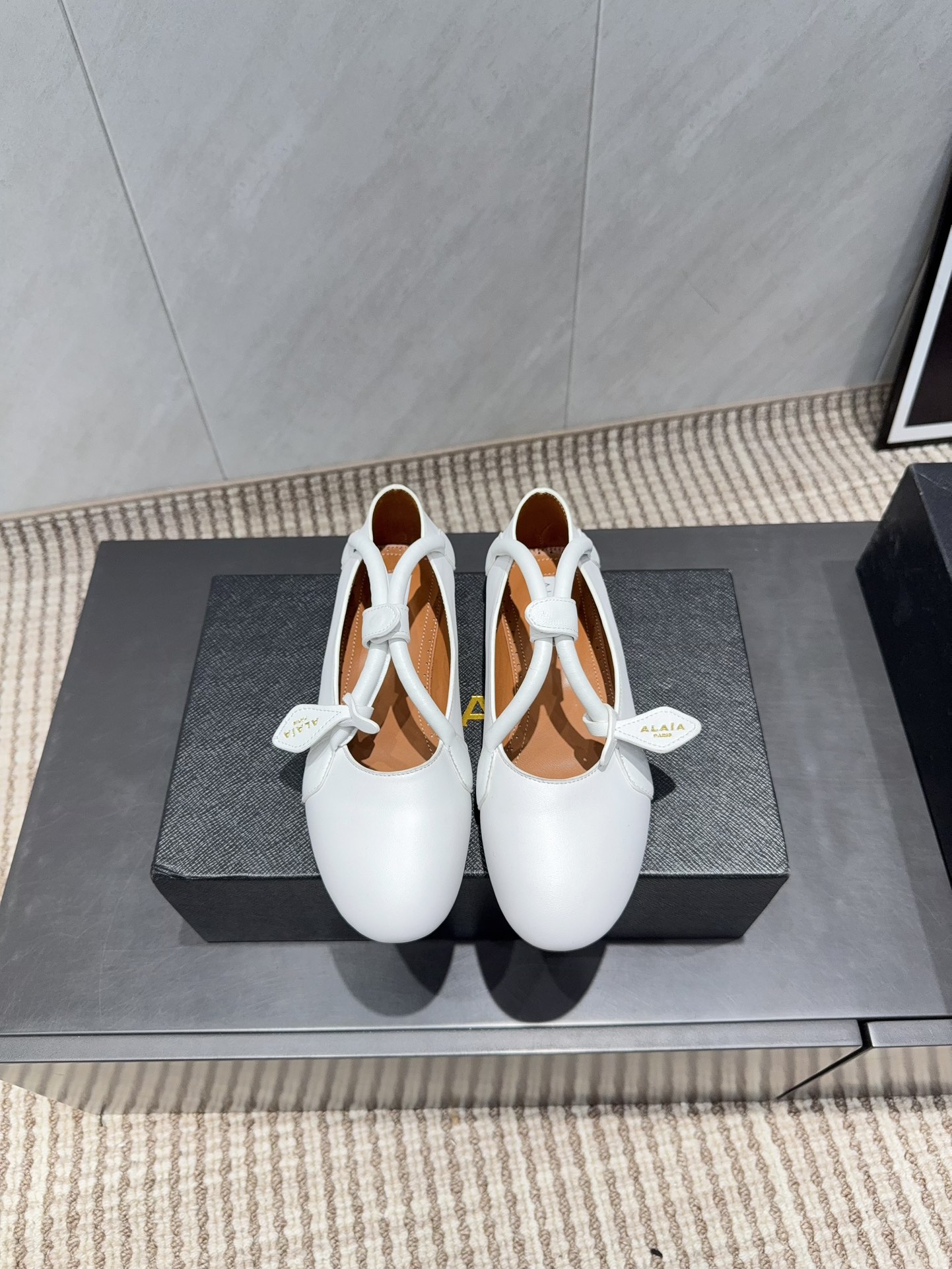 NO:695871,: 'Exclusive Top Version' Niche ALAIA 2025 vs the latest popular shoe series... [Round-toe flat shoes] Alaia has another sexy side. With different styles, different styles can be easily controlled, whether jeans, suit pants, or pleated skirts, it can upgrade your outfit to fashion, elegance and excellence... Fabric: Original custom sheepskin cross-strap craftsmanship Lining: Original custom sheepskin Foot: Original custom sheepskin Outsole: Original open-molded rubber outsole  Size: 35-39 (40.41.42. Customization is non-refundable) Packaging: Original full set of packaging Color: Official website updated simultaneously, single shoes, alaia, skirts, jeans, business suit, sheepskin19860909:《独家顶级版本》  小众ALAIA 2025vs最新爆款单鞋系列……【圆头平底单鞋】 阿莱娅还有另外性感的一面 配上不同款式,不同风格都能轻松驾驭,无论牛仔裤,西装裤,还是百褶裙,都能将你的穿搭提升到时尚,优雅和卓越之中… 面料:原版定制羊皮交叉带工艺 内里:原版定制羊皮 垫脚:原版定制羊皮 大底:原版开模橡胶大底 码数:35-39（40.41.42.定制不退换） 包装:原版全套包装 颜色:官网同步更新,单鞋,alaia,skirts,jeans,business suit,sheepskin,Women's Shoes