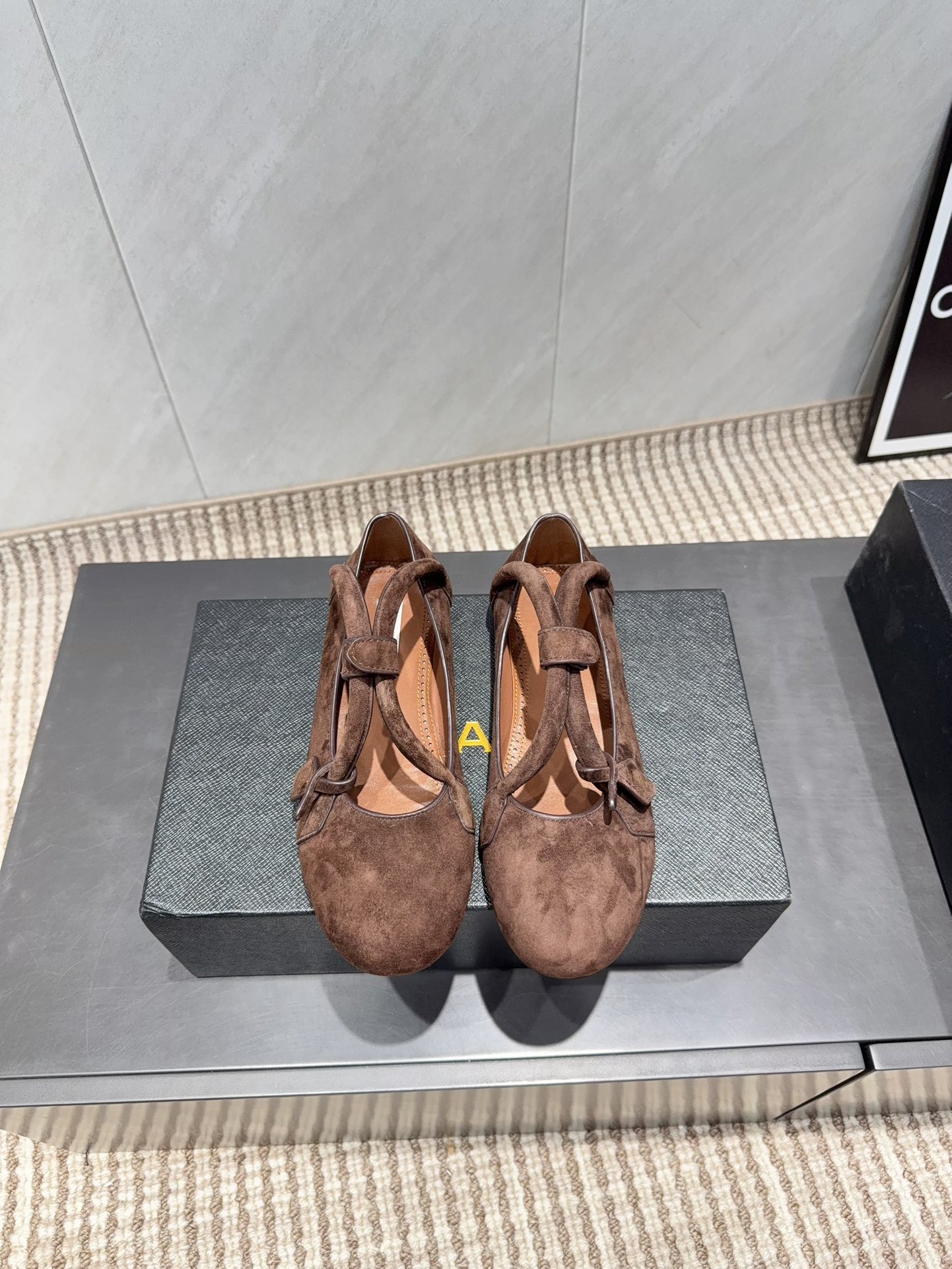 NO:695873,: 'Exclusive top version' Niche ALAIA 2025 vs the latest popular shoe series... [Round-toe flat shoes] Alaia has another sexy side. With different styles, different styles can be easily controlled, whether jeans, suit pants, or pleated skirts, it can upgrade your outfit to fashion, elegance and excellence... Fabric: Original custom cashmere cross-strap craftsmanship Lining: Original custom sheepskin Foot: Original custom sheepskin Outsole: Original open-molded rubber outsole  Size: 35-39 (40.41.42. Customization is non-refundable) Packaging: Original full set of packaging Color: Official website updated simultaneously, single shoes, alaia, skirts, jeans, business suit, sheepskin19860909:《独家顶级版本》  小众ALAIA 2025vs最新爆款单鞋系列……【圆头平底单鞋】 阿莱娅还有另外性感的一面 配上不同款式,不同风格都能轻松驾驭,无论牛仔裤,西装裤,还是百褶裙,都能将你的穿搭提升到时尚,优雅和卓越之中… 面料:原版定制羊绒交叉带工艺 内里:原版定制羊皮 垫脚:原版定制羊皮 大底:原版开模橡胶大底 码数:35-39（40.41.42.定制不退换） 包装:原版全套包装 颜色:官网同步更新,单鞋,alaia,skirts,jeans,business suit,sheepskin,Women's Shoes