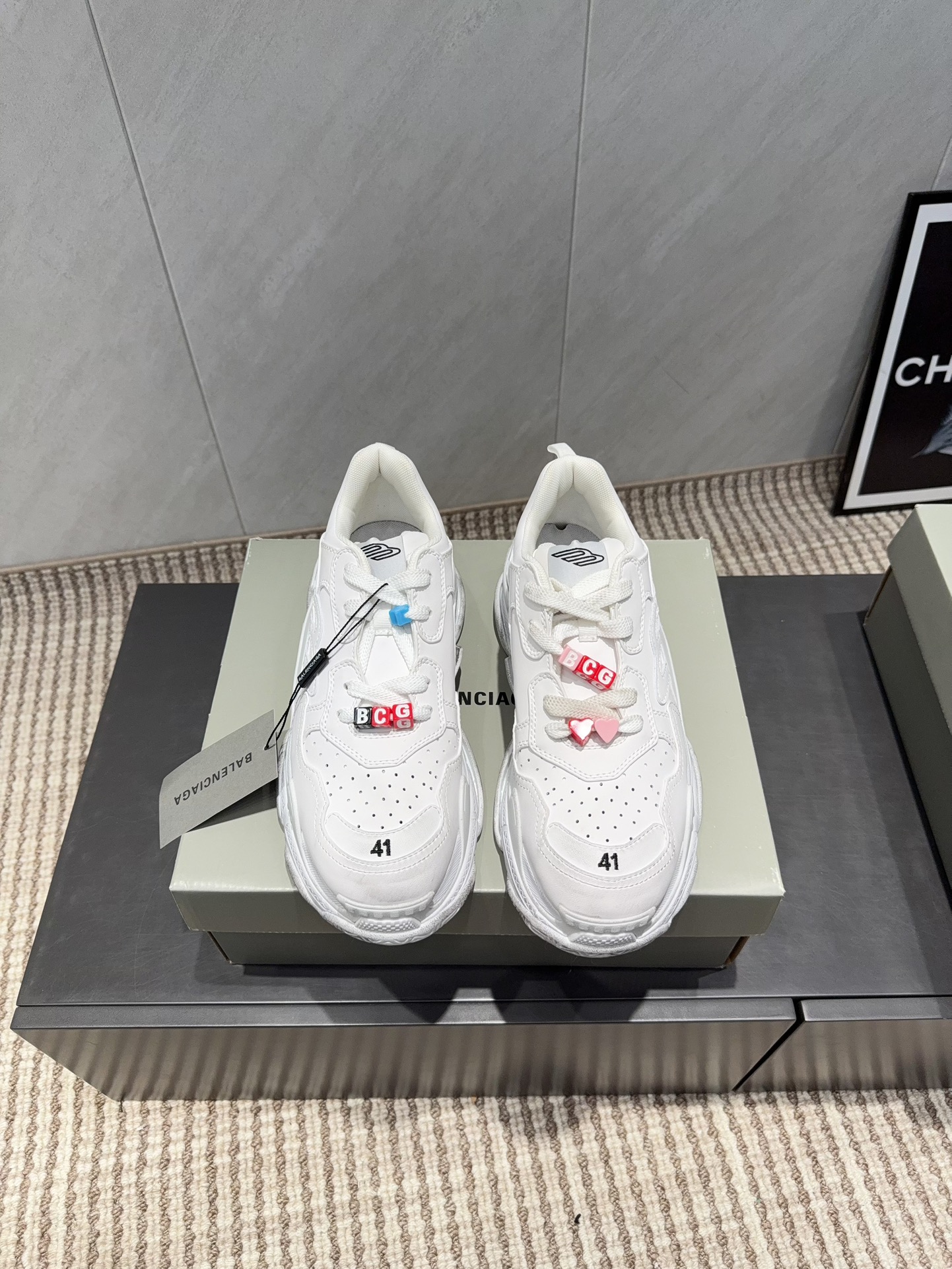 NO:695862,: Couple 'Exclusive top version' Balenciaga Balenciaga 25 vs the latest popular sports dad shoe series in autumn and winter... [Round-toe sports dad shoes] Original purchase and development, one-to-one production Balenciaga 3XL Sneaker. The overall shoe shape draws on the creative ideas of Balenciaga Track and Balenciaga Runner. It is equivalent to removing the outer frame of the Track shoe body while inheriting the streamlined shape and shape of the Runner.  Track flat toe. A pair of tied shoelaces are added to the front of the shoe for concave shape... Fabric: Customized original cowhide, customized mesh color matching process. Lining: Original customized high-density breathable mesh. Foot pads: Original customized injection molding pad. Outsole: Original molded combination rubber sole. Number of yards: 35-44 (Female 41. Male 45. Customized, non-returnable). Packaging: Original full set of packaging.  Color: official website updated simultaneously, dad shoes, balenciaga, balenciaga, cowhide19860909:情侣《独家顶级版本》 Balenciaga巴黎世家25vs秋冬最新爆款运动老爹鞋系列……【圆头运动老爹鞋】 原版购入开发,一比一做货Balenciaga 3XL Sneaker 整体鞋型汲取了Balenciaga Track和Balenciaga Runner两款鞋型的创作思路 相当于把 Track鞋身的外框拆了下来 同时继承了 Runner的流线造型和 Track扁平的鞋头.在鞋面前段另加了一副绑着的的鞋带 用作凹造型…… 面料:定制原版牛皮定制网布拼色工艺 内里:原版定制高密度透气网 垫脚:原版定制注塑成型垫 大底:原版开模组合橡胶底 码数:35-44（女41.男45.定制不退换） 包装:原版全套包装 颜色:官网同步更新,老爹鞋,balenciaga,balenciaga,cowhide,Women's Shoes