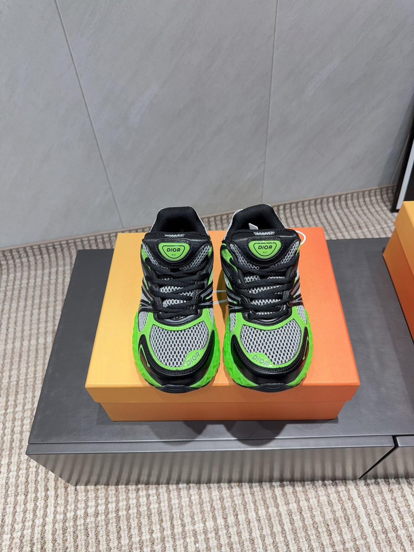 NO:695853,: Couple's 'Exclusive Top Version' D*IOR Dior ~ B35 Couple's Popular Casual Shoe Series... [B35 Casual Shoes for Couples] Based on the classic sneaker version, it is designed with deconstructed elements. The classic brand digital logo is perfectly presented on the tail of the shoe. The circle surrounds the '23' logo on the shoe line, and the original customized cowhide mesh embroidery letter craft is full of fun, showing the fashionable design sense of Margiela. It will be the top when it is launched. Fabric: Original customized fabric, original customized breathable mesh material  Inner lining: original customized high-density breathable mesh Foot: original customized breathable fabric injection molding pad Outsole: original TPU suction mold combined molding Size: 35-44 for couples (female 41, male 45. Customized, non-returnable) Packaging: original full set of packaging Color: official website updated simultaneously, casual shoes/sports shoes, masion margiela, sneakers, cowhide19860909:情侣《独家顶级版本》  D*IOR迪*奥～B35情侣爆款休闲鞋系列……【情侣B35休闲鞋】 以经典球鞋的版型为基础 加入解构元素设计 经典品牌数字logo在鞋尾完美呈现 圆圈围绕鞋履线“23”标志, 原版定制牛皮网刺绣字母工艺,玩味十足,尽显马吉拉时髦设计感,上市即巅峰 上脚即王者 面料:原版定制面料原版定制透气网料 内里:原版定制高密度透气网 垫脚:原版定制透气布料注塑成型垫 大底:原版TPU吸模组合成型 码数:情侣35-44（女41.男45.定制不退换） 包装:原版全套包装 颜色:官网同步更新,休闲鞋/运动鞋,masion margiela,sneakers,cowhide,Women's Shoes