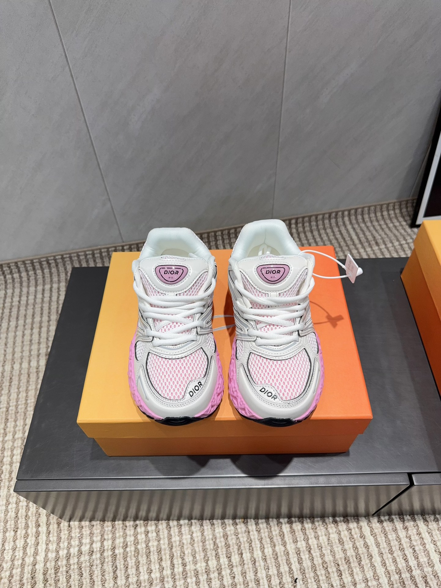 NO:695858,: Women's 'Exclusive Top Version' D*IOR Dior ~ B35 casual shoes series for couples... [Women's B35 casual shoes] Based on the classic sneaker version, adding deconstructed elements to the design. The classic brand digital logo is perfectly presented on the tail of the shoe. The circle surrounds the '23' logo on the shoe line, and the original customized cowhide mesh embroidery letter craft is full of playfulness, showing the fashionable design of Margiela. It is the top when it is launched.  Fabric: original customized fabric original customized breathable mesh material Lining: original customized high-density breathable mesh Foot pad: original customized breathable fabric injection molding pad Outsole: original TPU suction mold combination molding Size: women's 35-39 (40.41. Customized non-returnable) Packaging: original full set of packaging Color: official website updated simultaneously, casual shoes/sports shoes, masion margiela, sneakers, cowhide19860909:女款《独家顶级版本》  D*IOR迪*奥～B35情侣爆款休闲鞋系列……【女款B35休闲鞋】 以经典球鞋的版型为基础 加入解构元素设计 经典品牌数字logo在鞋尾完美呈现 圆圈围绕鞋履线“23”标志, 原版定制牛皮网刺绣字母工艺,玩味十足,尽显马吉拉时髦设计感,上市即巅峰 上脚即王者 面料:原版定制面料原版定制透气网料 内里:原版定制高密度透气网 垫脚:原版定制透气布料注塑成型垫 大底:原版TPU吸模组合成型 码数:女款35-39（40.41.定制不退换） 包装:原版全套包装 颜色:官网同步更新,休闲鞋/运动鞋,masion margiela,sneakers,cowhide,Women's Shoes