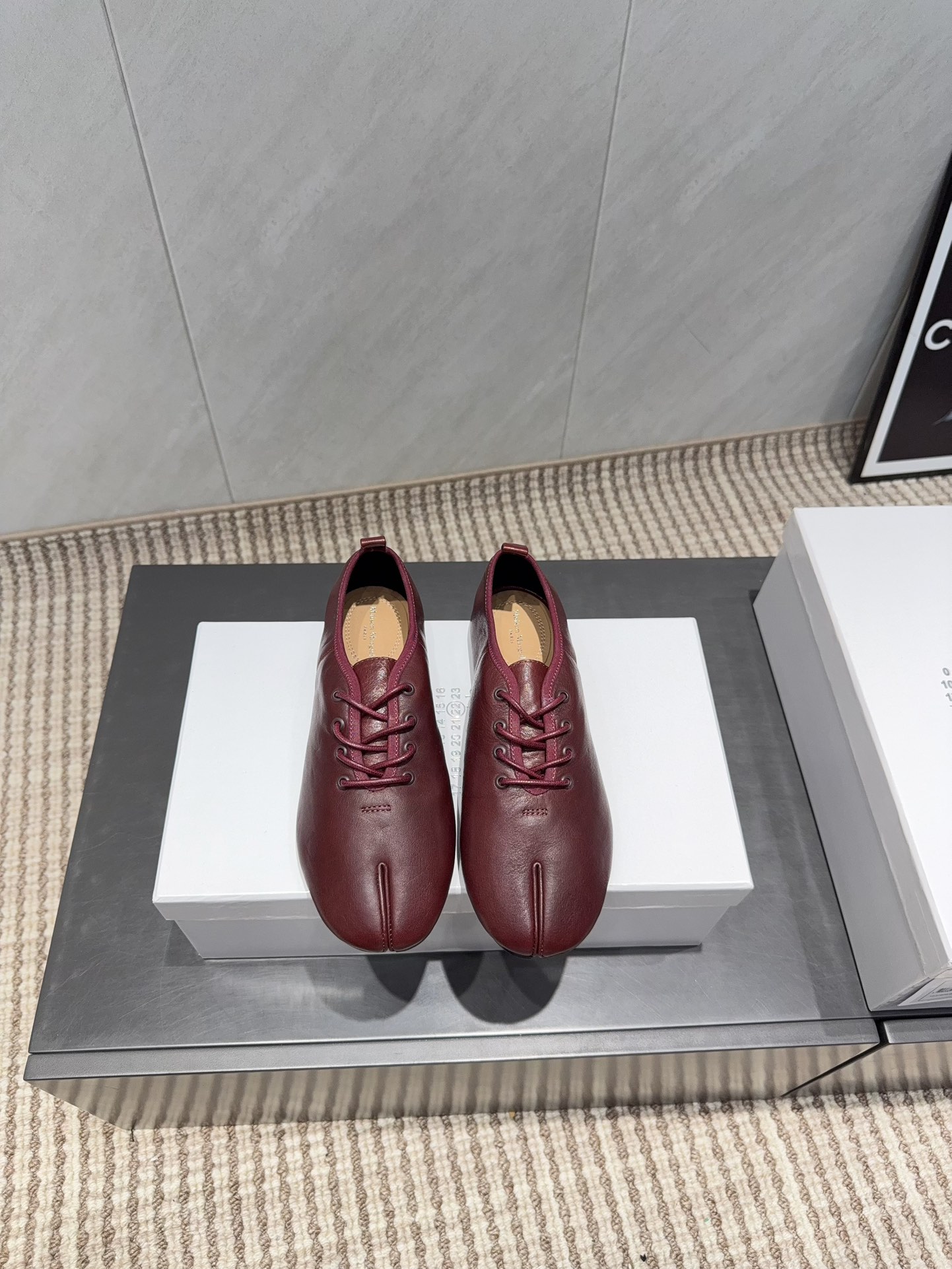 NO:695833,: 'Exclusive top version' Maison Margiela 25 vs autumn new split-toe Loafer single shoe series... [Split-toe Loafer single shoes] The original version provides one-to-one comfort, better wrapping, full of personality, and easy to match with various styles of clothes... Fabric: Original custom-made vegetable oil sheepskin Lining: Original custom-made water-dyed sheepskin Foot pads: Original custom-made water-dyed sheepskin Outsole: Original custom-made genuine leather sole Heel height: 1.0cm  Size: 35-39 (40.41. Customization is non-returnable) Packaging: Original full set of packaging Color: Official website updated simultaneously, loafers, masion margiela, loafers, sheepskin19860909:《独家顶级版本》 Maison Margiela马吉拉25vs秋季新款分趾乐福单鞋系列……【分趾乐福单鞋】 原版一比一打造舒适度,包裹性都比较好,个性十足,很好驾驭各种风格衣服搭配…… 面料:原版定制植油羊皮 内里:原版定制水染羊皮 垫脚:原版定制水染羊皮 大底:原版定制真皮底 跟高:1.0cm 码数:35-39（40.41.定制不退换） 包装:原版全套包装 颜色:官网同步更新,乐福鞋,masion margiela,loafers,sheepskin,Women's Shoes