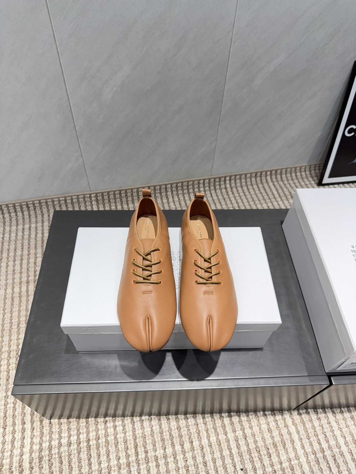 NO:695842,: 'Exclusive top version' Maison Margiela 25 vs autumn new split-toe Loafer single shoe series... [Split-toe Loafer single shoes] The original version is more comfortable than one, has better wrapping, full of personality, and is easy to match with various styles of clothes... Fabric: Original customized sheepskin Lining: Original customized water-dyed sheepskin Foot pads: Original customized water-dyed sheepskin Outsole: Original customized genuine leather sole Heel height: 1.0cm  Size: 35-39 (40.41. Customization is non-returnable) Packaging: Original full set of packaging Color: Official website updated simultaneously, loafers, masion margiela, loafers, sheepskin19860909:《独家顶级版本》 Maison Margiela马吉拉25vs秋季新款分趾乐福单鞋系列……【分趾乐福单鞋】 原版一比一打造舒适度,包裹性都比较好,个性十足,很好驾驭各种风格衣服搭配…… 面料:原版定制羊皮 内里:原版定制水染羊皮 垫脚:原版定制水染羊皮 大底:原版定制真皮底 跟高:1.0cm 码数:35-39（40.41.定制不退换） 包装:原版全套包装 颜色:官网同步更新,乐福鞋,masion margiela,loafers,sheepskin,Women's Shoes