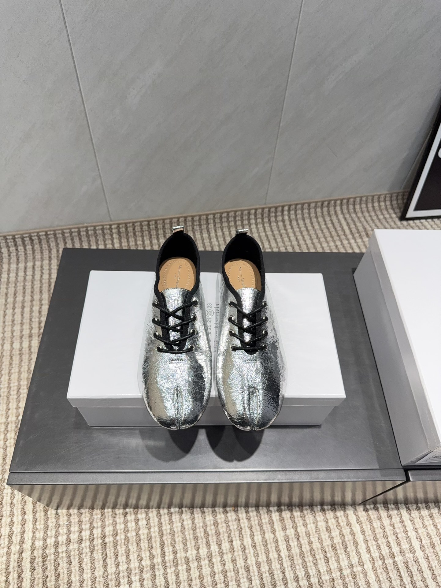 NO:695847,: 'Exclusive top version' Maison Margiela 25 vs autumn new split-toe loafers series... [split-toe loafers] The original version is more comfortable than one, has better wrapping, full of personality, and is easy to match with various styles of clothes... Fabric: original custom burst sheepskin Lining: original custom water-dyed sheepskin Foot pads: original custom water-dyed sheepskin Outsole: original custom genuine leather sole Heel height: 1.0cm  Size: 35-39 (40.41. Customization is non-returnable) Packaging: Original full set of packaging Color: Official website updated simultaneously, loafers, masion margiela, loafers, sheepskin19860909:《独家顶级版本》 Maison Margiela马吉拉25vs秋季新款分趾乐福单鞋系列……【分趾乐福单鞋】 原版一比一打造舒适度,包裹性都比较好,个性十足,很好驾驭各种风格衣服搭配…… 面料:原版定制爆裂羊皮 内里:原版定制水染羊皮 垫脚:原版定制水染羊皮 大底:原版定制真皮底 跟高:1.0cm 码数:35-39（40.41.定制不退换） 包装:原版全套包装 颜色:官网同步更新,乐福鞋,masion margiela,loafers,sheepskin,Women's Shoes