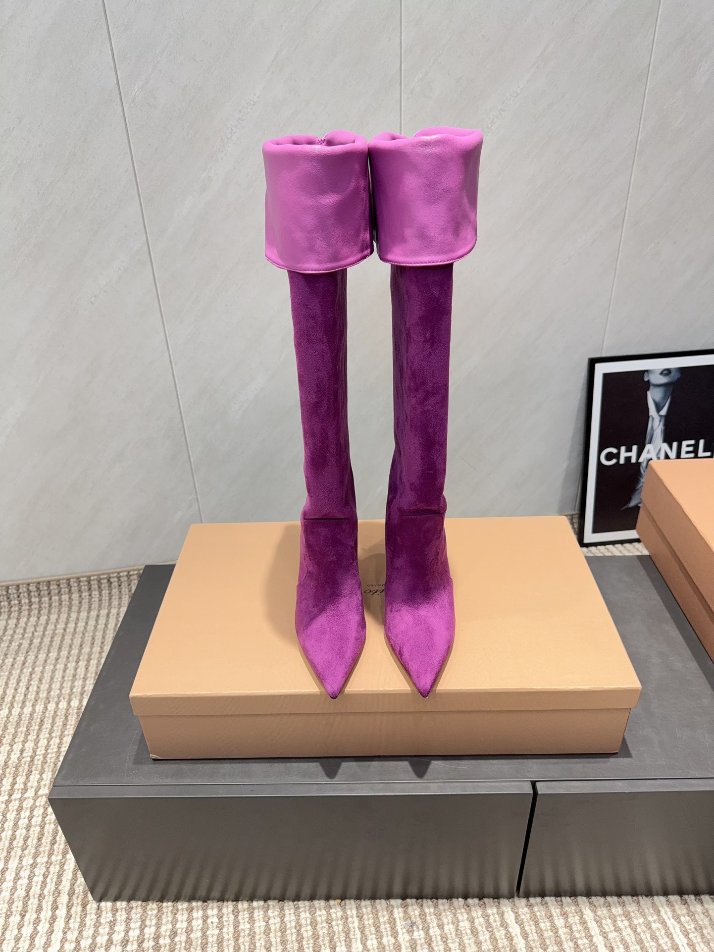 NO:695845,: 'Exclusive top version' Gianvito Rossi 2025 vs the latest autumn and winter catwalk hot-selling boots series... [Pointed toe one-leg boots] Top version Gianvito Rossi autumn and winter limited catwalk boots!  One of the most worth-buying boots this year!  The same style of Yi Mengling has been worn by many Internet celebrities. Gianvito Rossi is really cool this autumn and winter. The autumn and winter limited edition is very difficult to buy in the counter. It looks very hard, but it is actually very soft and easy to wear!  The feet feel great!  The boots are wide, no matter whether your legs are thick or thin, you can wear them with a loose feeling and make your legs look very straight!  !  Full of punk style!  Upper: Original customized cashmere Lining: Original customized sheepskin Foot pad: Original customized sheepskin Outsole: Original customized genuine leather sole Heel height: 9.5cm Code number: 35-39 (40. Customized, non-refundable and non-exchangeable) Packaging: Original full set of packaging Color: Official website updated simultaneously, boots, boots, sheepskin19860909:《独家顶级版本》 Gianvito Rossi2025vs秋冬最新走秀爆款靴子系列…… 【尖头一脚蹬长靴】 顶级版本Gianvito Rossi秋冬限量走秀款长筒靴！ 今年最值得入手的靴子 没有之一！易梦玲同款超多网红明星上脚 Gianvito Rossi今年秋冬确实泰酷辣 秋冬限定款 专柜非常难买 看着很硬的样子 其实非常软巨好穿！脚感超赞！ 靴筒宽大 不管腿粗腿细 都能穿出宽松感而且非常显腿直！！朋克风十足！ 鞋面:原版定制羊绒 内里:原版定制羊皮 垫脚:原版定制羊皮 大底:原版定制真皮底 跟高:9.5cm 码数:35-39（40.定制不退不换) 包装:原版全套包装 颜色:官网同步更新,靴子,boots,sheepskin,Women's Shoes