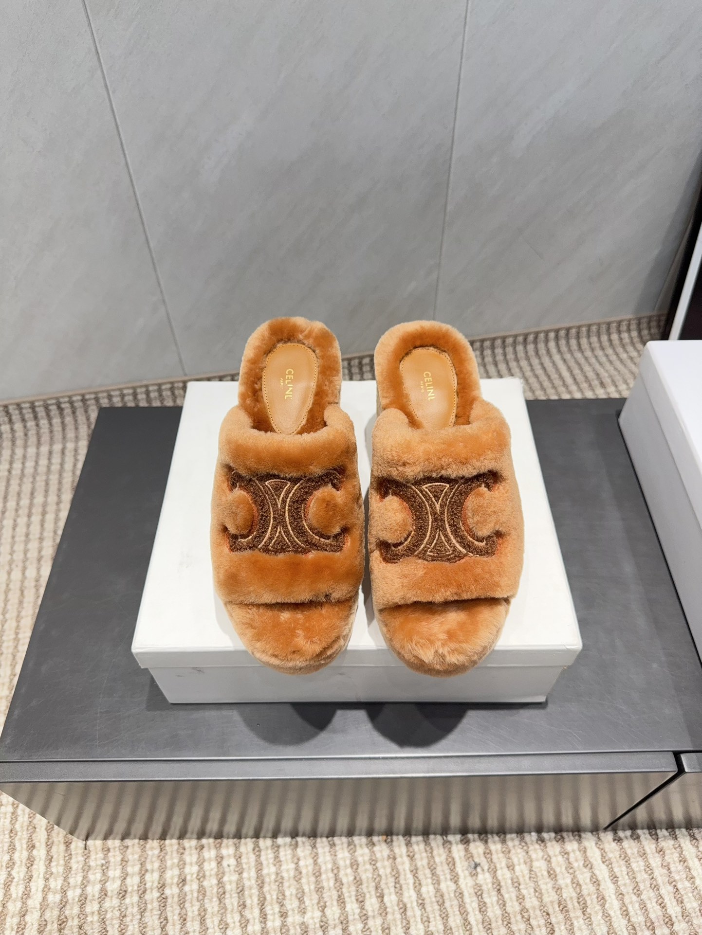 NO:695825,: 'Exclusive top version' C*ELINE 2025 vs the latest popular fur mop series in autumn... [Round-head thick-soled fur mop] The latest model is synchronized with the official website, the highest version in the counter is top quality, furry and fashionable, comfortable round head design, pure lamb wool material, fluffy and densely curled, thick and full, the latest exclusive layout for autumn and winter, pure lamb wool lazy hair mop is hot online... Fabric: Original customized pure lamb wool  Lining: Original customized pure lamb wool Foot: Original customized pure lamb wool Outsole: Original molded non-slip bottom Size: 35-39 (40.41. Customized, non-refundable and non-exchangeable) Packaging: Original full set of packaging Color: Official website updated simultaneously, fur shoes and slippers, slippers19860909:《独家顶级版本》 C*ELINE赛*琳2025vs秋季最新爆款毛拖系列……【圆头厚底毛拖】 官网同步最新款,专柜最高版本顶级品质,毛茸茸的时髦感十足,舒适的圆头设计,纯羊羔毛材质,蓬松密卷,敦厚饱满,秋冬最新款独家版面,纯羊羔毛懒人毛拖热上线……… 面料:原版定制纯羊羔毛 内里:原版定制纯羊羔毛 垫脚:原版定制纯羊羔毛 大底:原版开模防滑底 码数:35-39（40.41.订做不退不换） 包装:原版全套包装 颜色:官网同步更新,毛毛鞋拖鞋,slippers,Women's Shoes